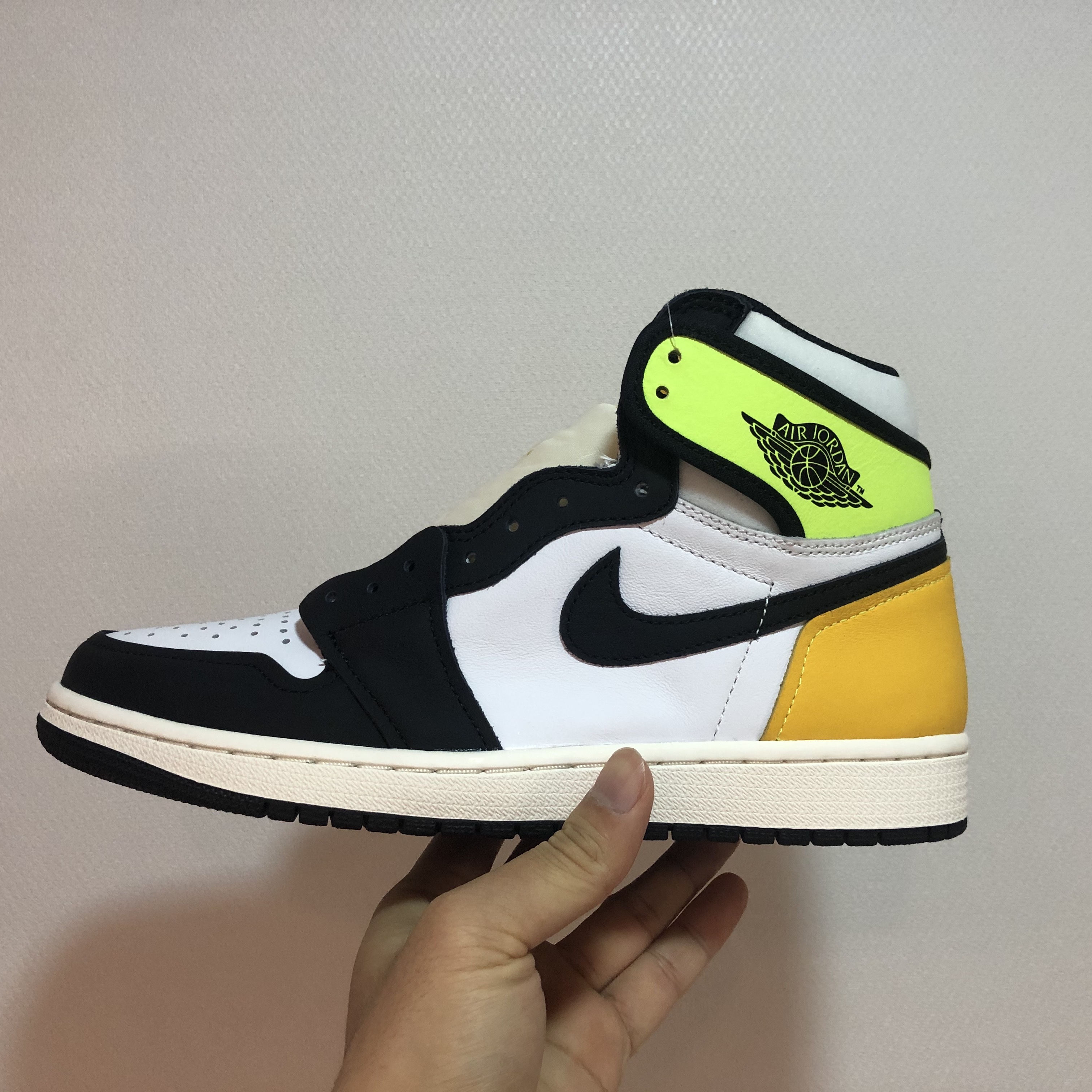 Jordan 1 Retro High OG Volt Gold 착용 스타일