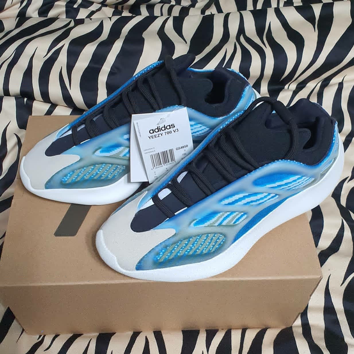 Adidas Yeezy 700 V3 Arzareth 착용 스타일