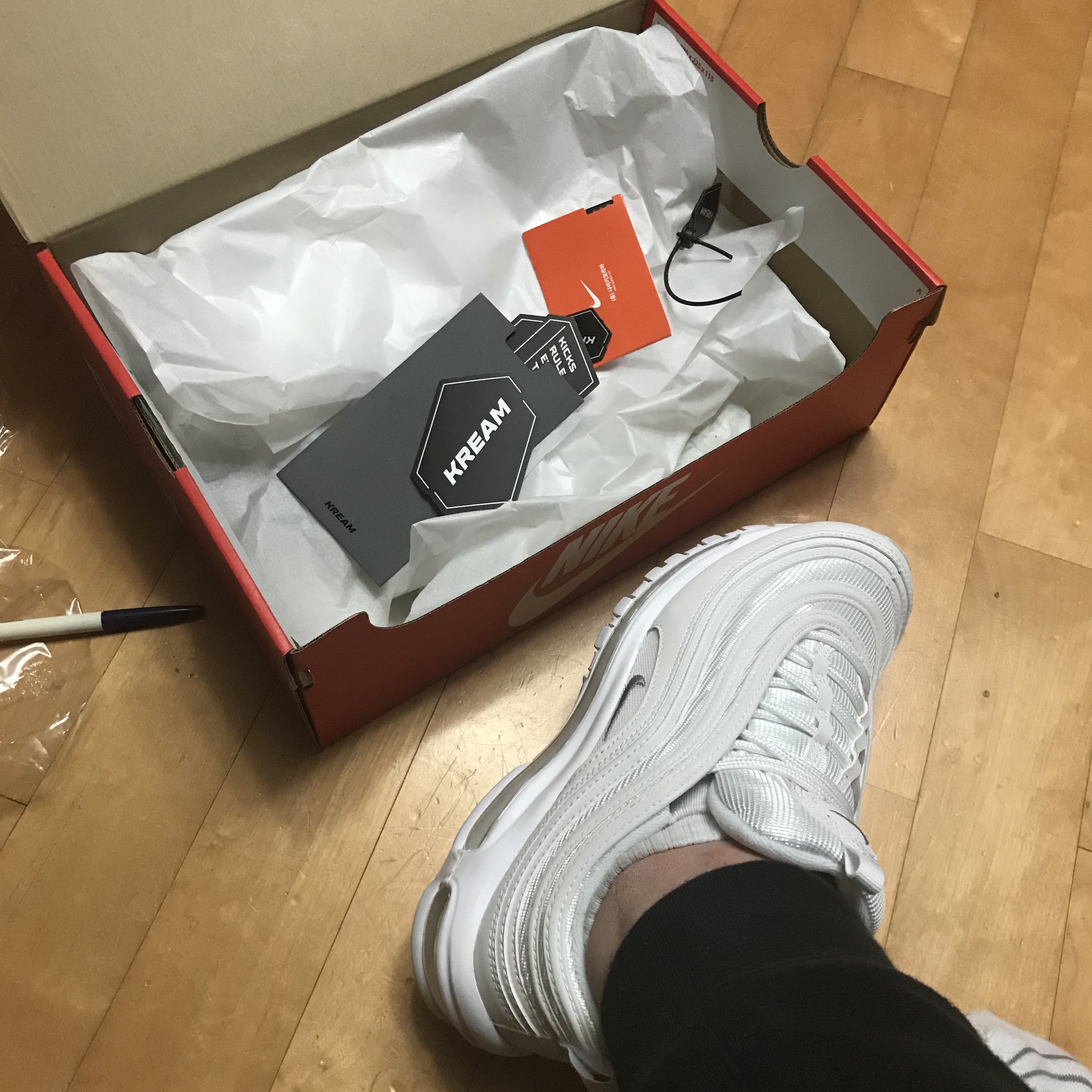 Nike Air Max 97 Triple White Wolf Grey 착용 스타일