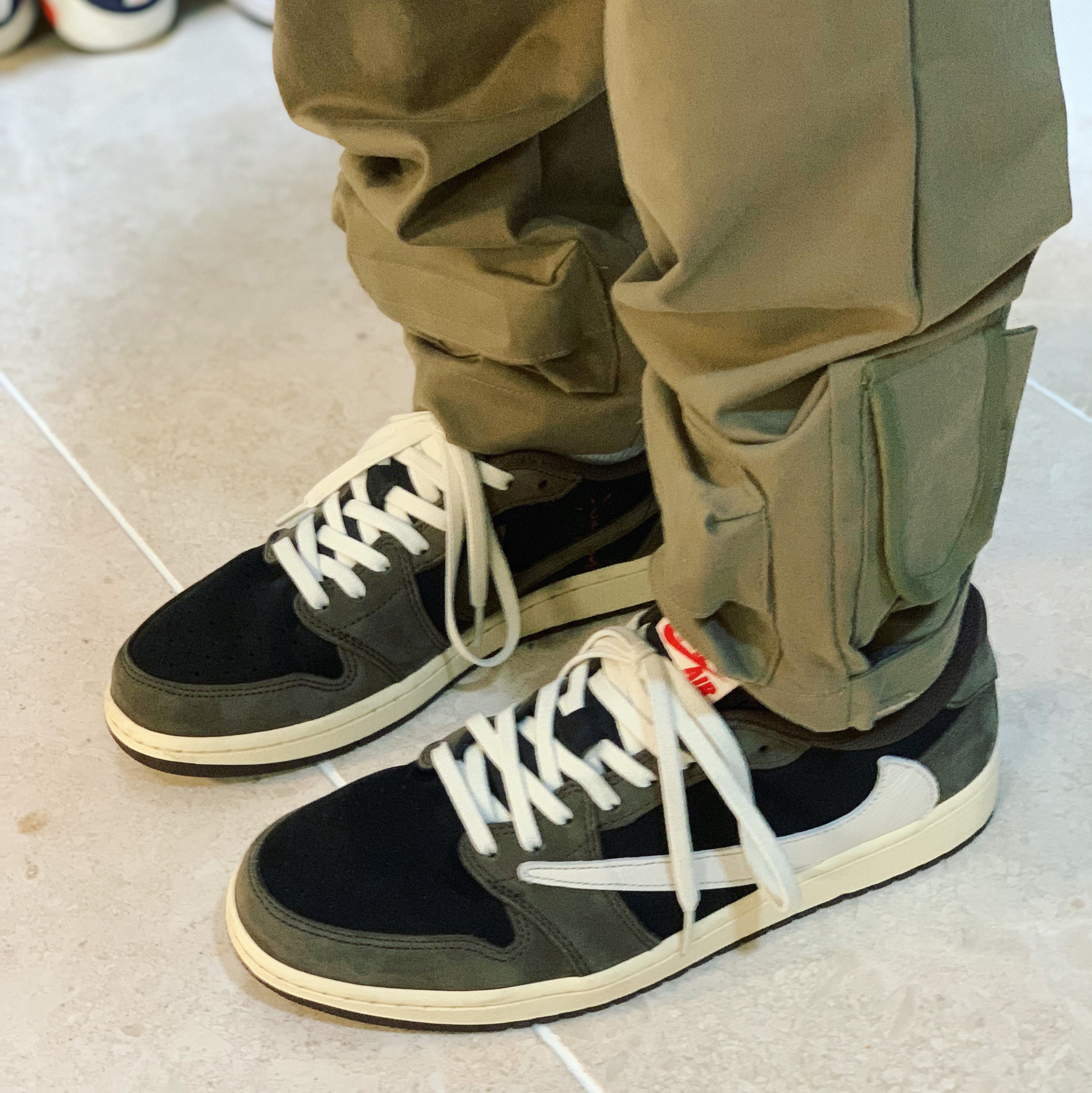 Jordan 1 x Travis Scott Retro Low OG SP Mocha 착용 스타일 - 2