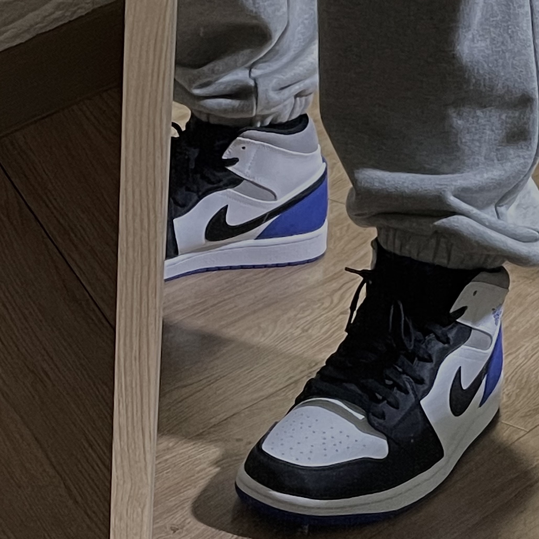 Jordan 1 Mid SE Hyper Royal 착용 스타일