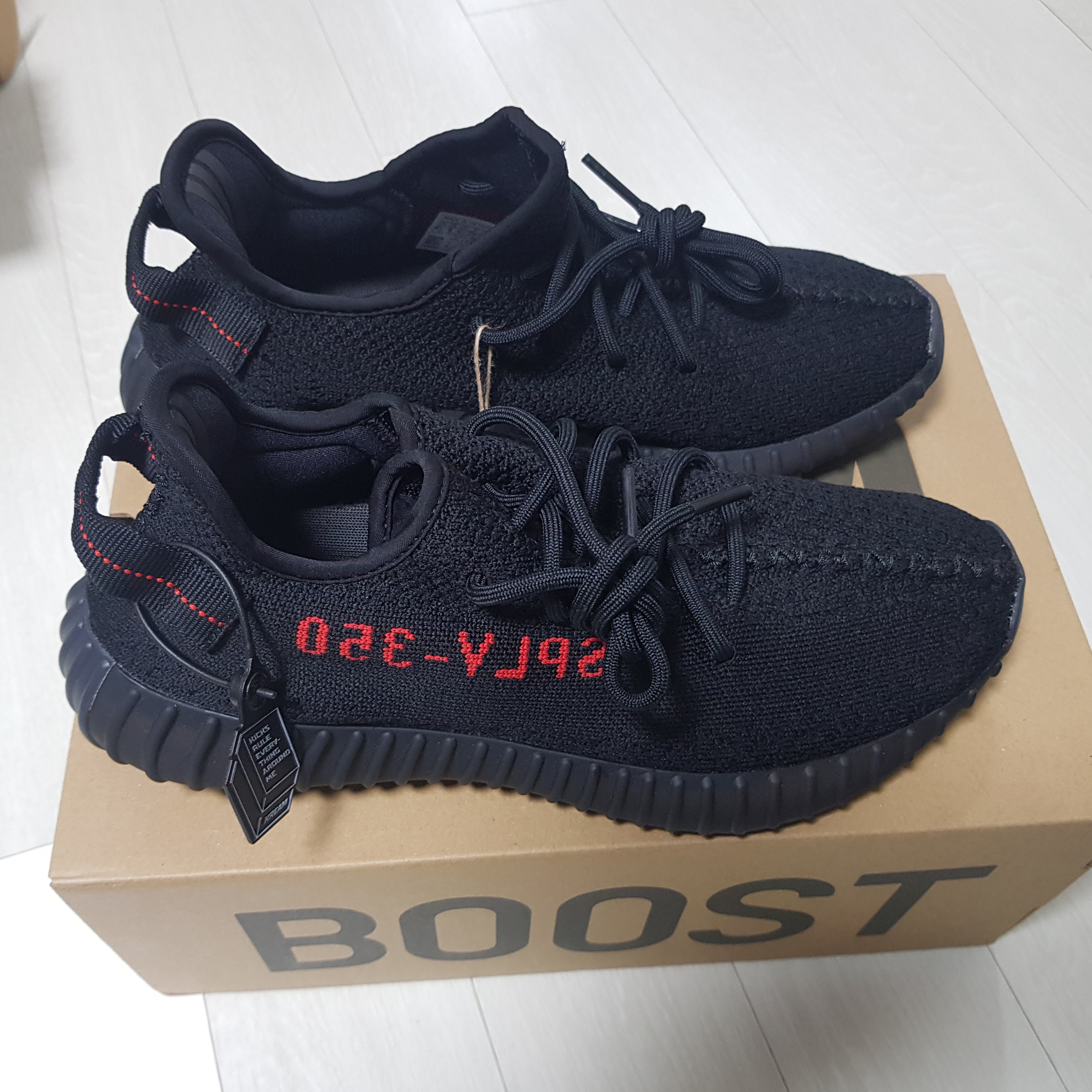 Adidas Yeezy Boost 350 V2 Black Red 2020 착용 스타일 - 5