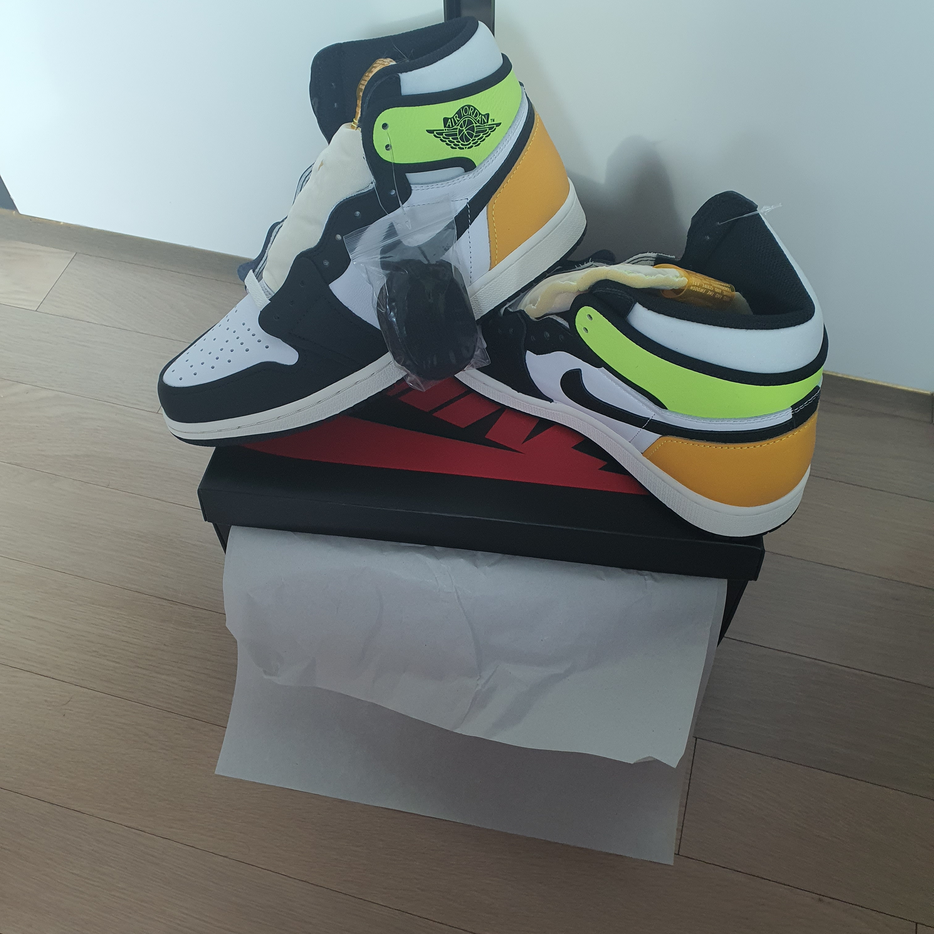 Jordan 1 Retro High OG Volt Gold 착용 스타일