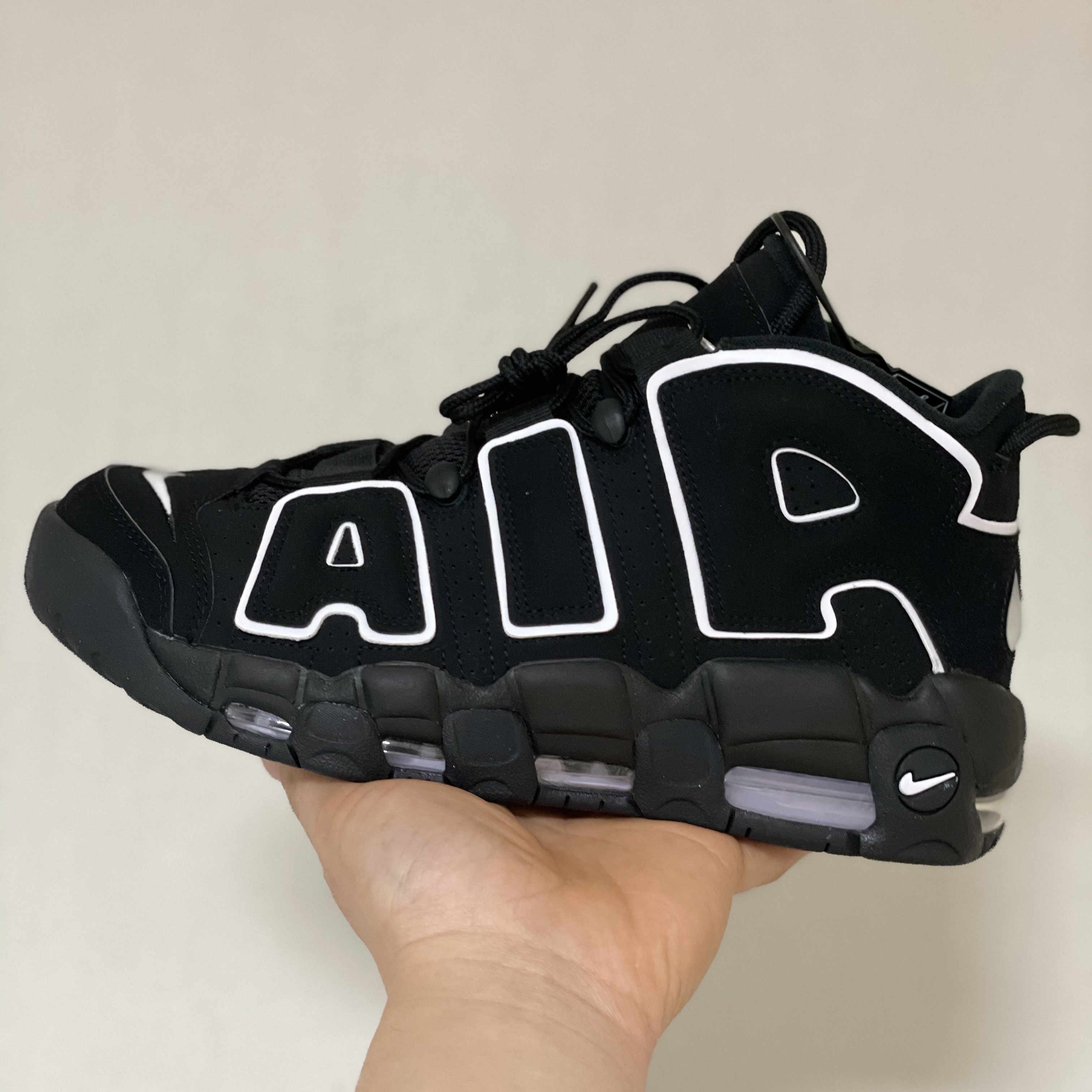 Nike Air More Uptempo Black White 2020 착용 스타일 - 1