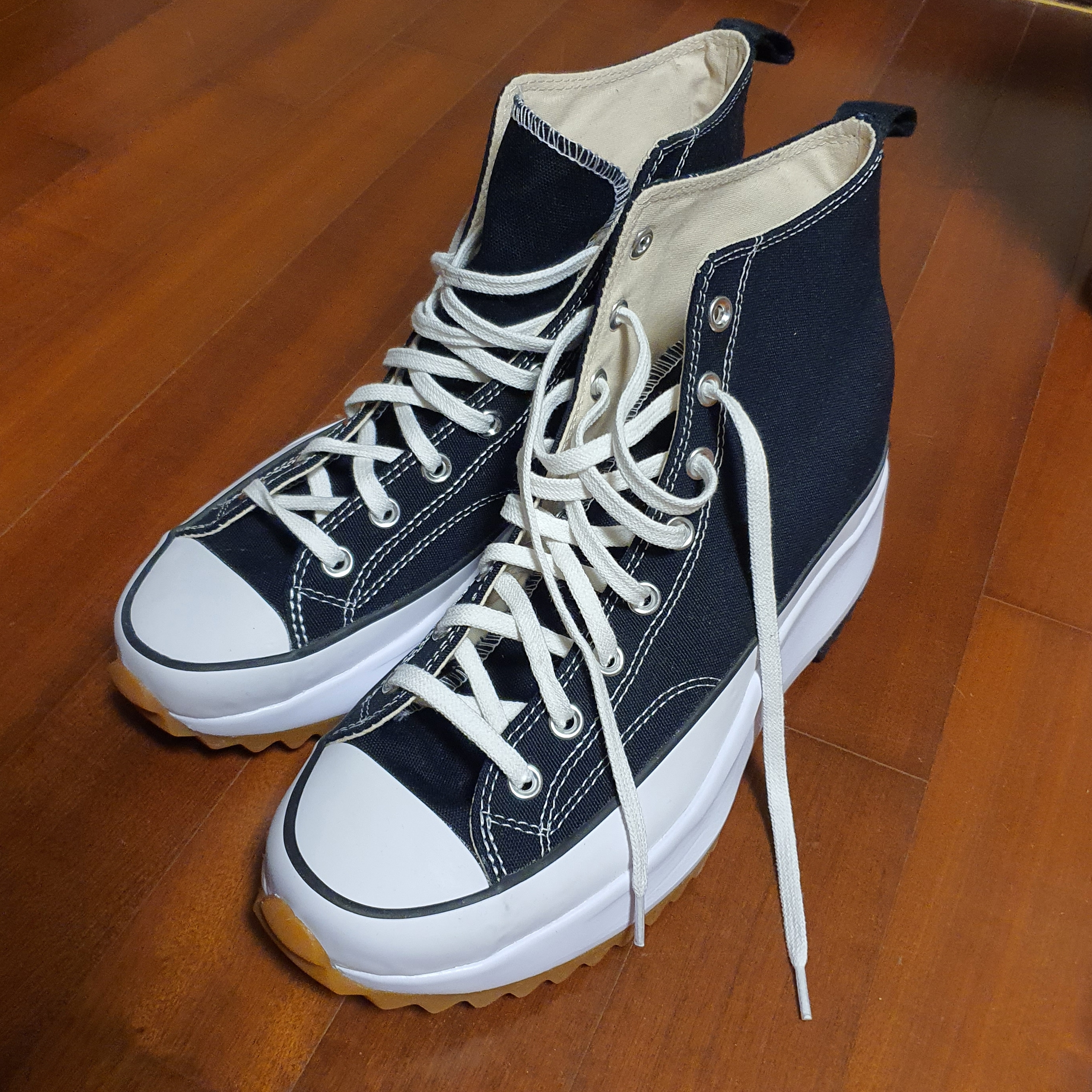Converse Run Star Hike Hi Black White Gum 착용 스타일