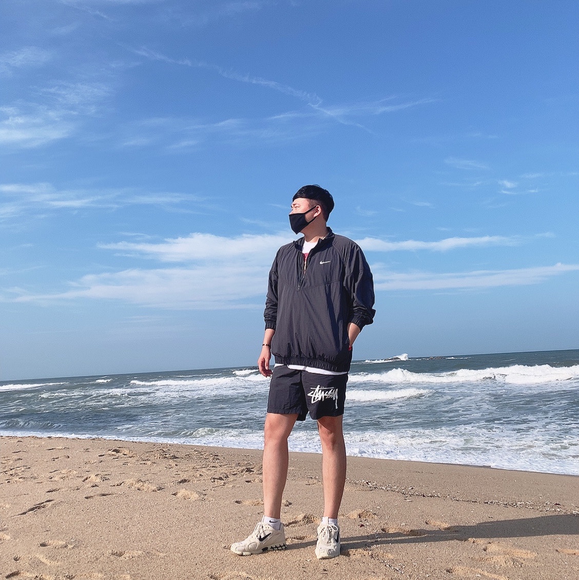 Nike x Stussy Windrunner Jacket Off Noir, Nike x Stussy Air Zoom Spiridon Cage 2 Fossil 착용 스타일