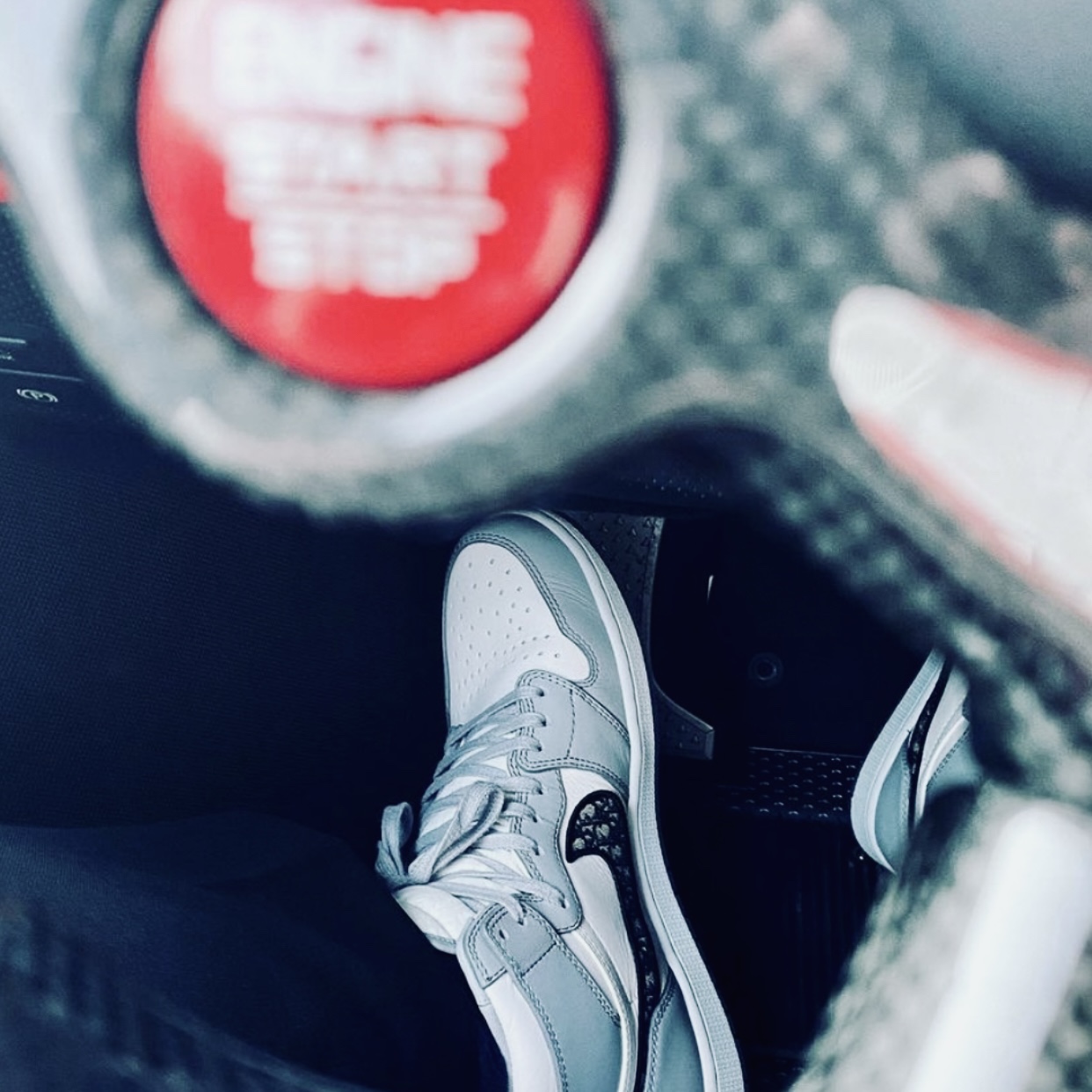 Jordan 1 Mid Light Smoke Grey, Jordan 1 x Dior High OG 착용 스타일