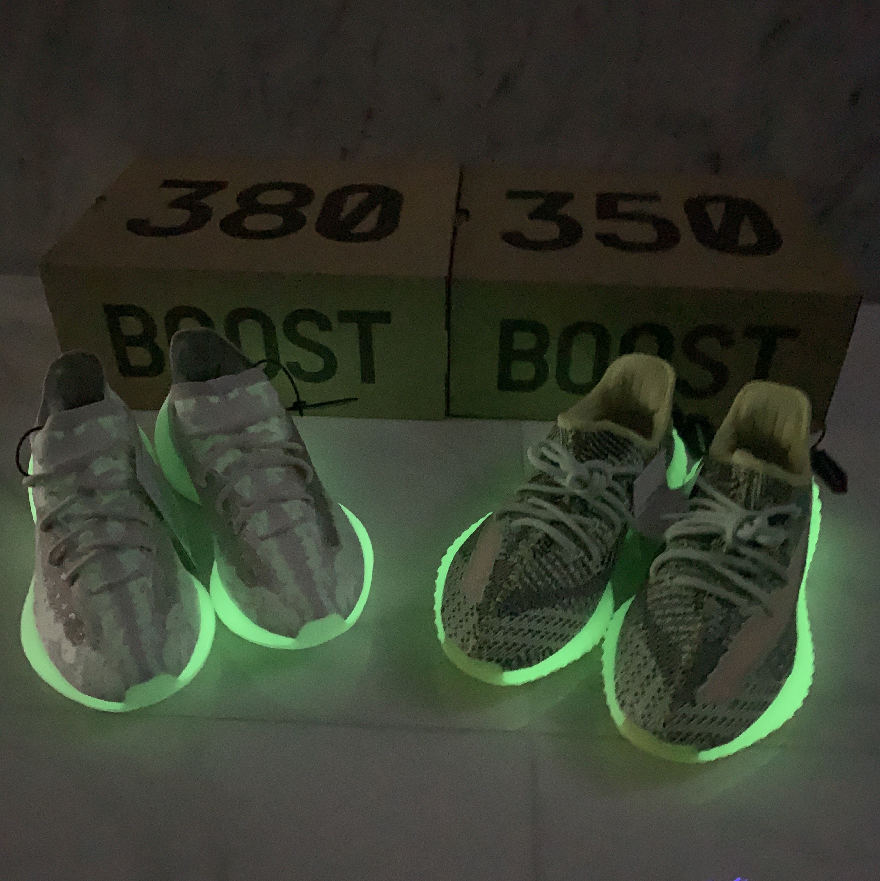 Adidas Yeezy Boost 380 Calcite Glow, Adidas Yeezy Boost 350 V2 Yeezreel - Reflective 착용 스타일 - 2