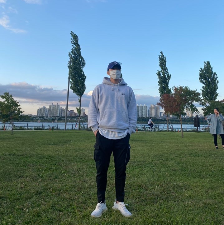 Adidas Yeezy Boost 350 V2 Cream/Triple White 착용 스타일