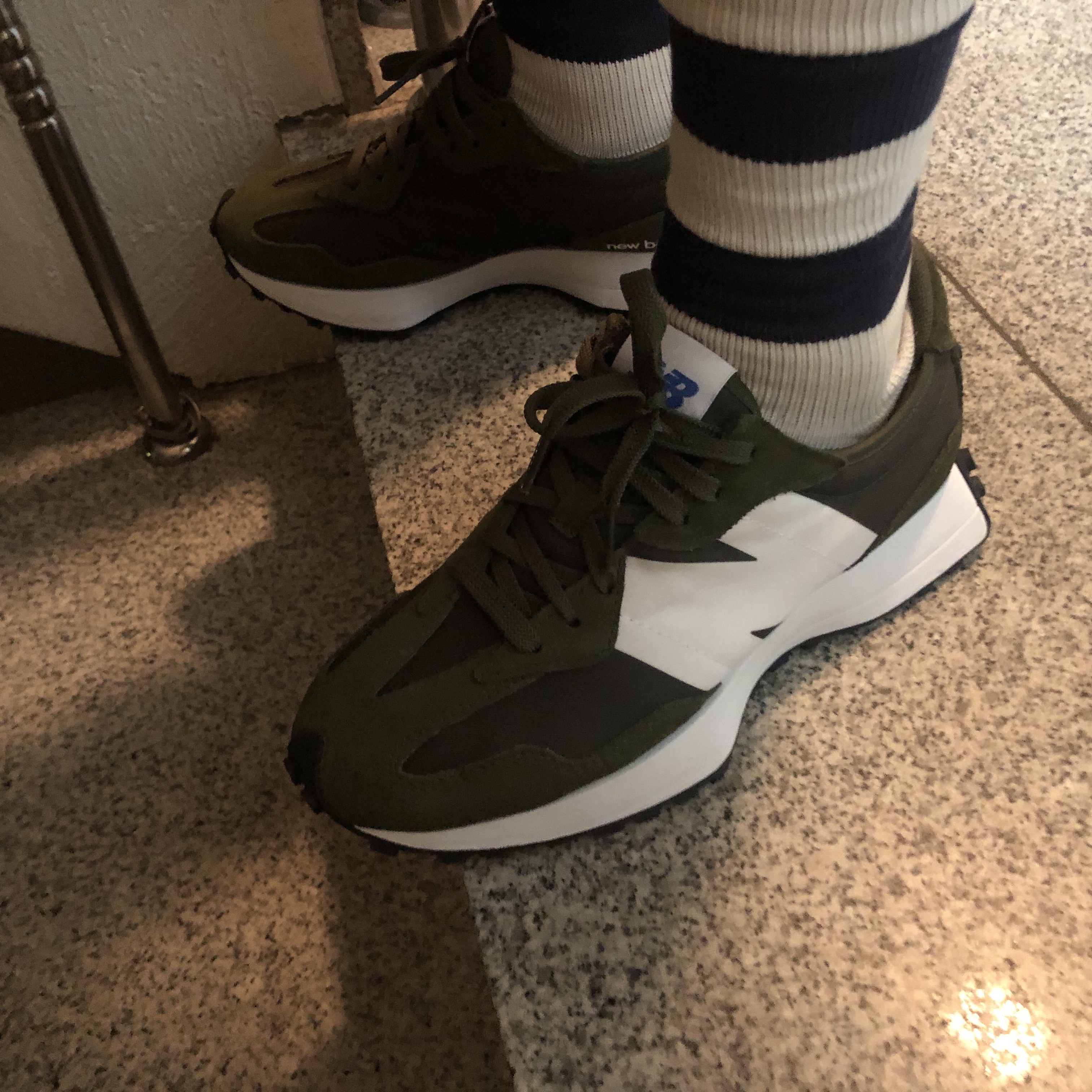 New Balance 327 Oak Leaf Green 착용 스타일 - 2