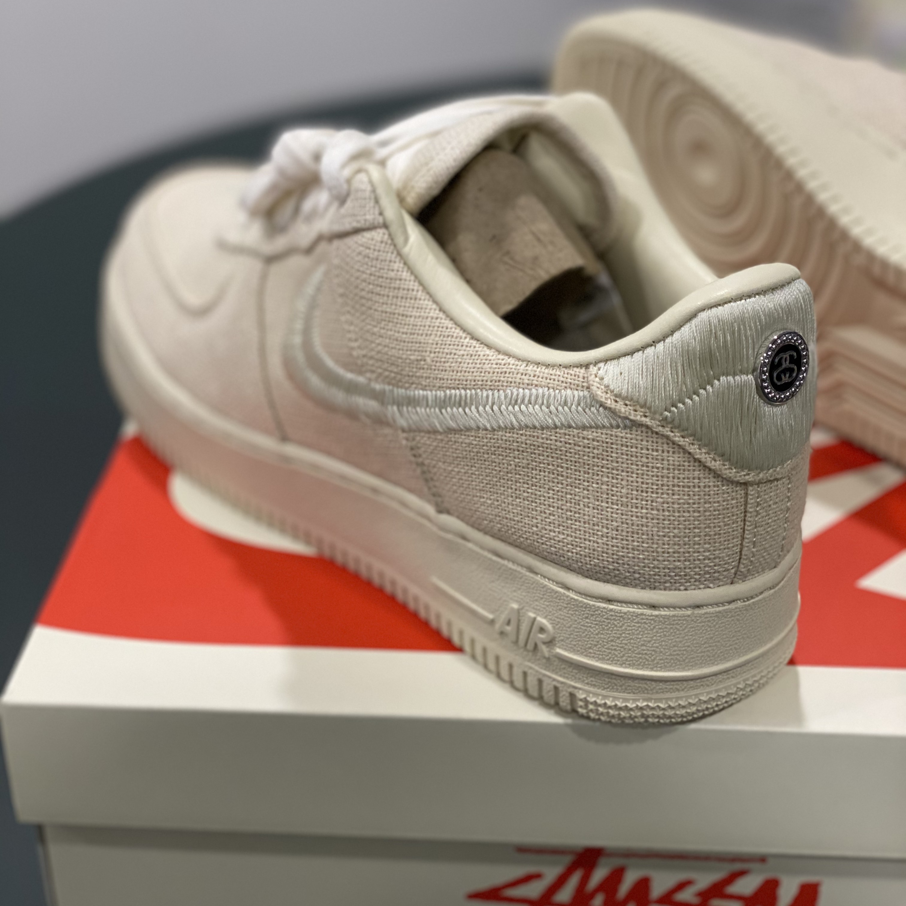 Nike x Stussy Air Force 1 Low Fossil 착용 스타일 - 3