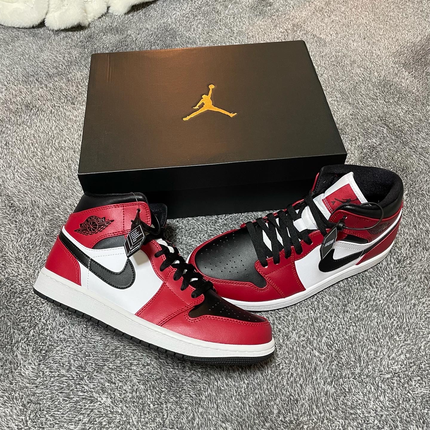 Jordan 1 Mid Chicago Black Toe 착용 스타일 - 1