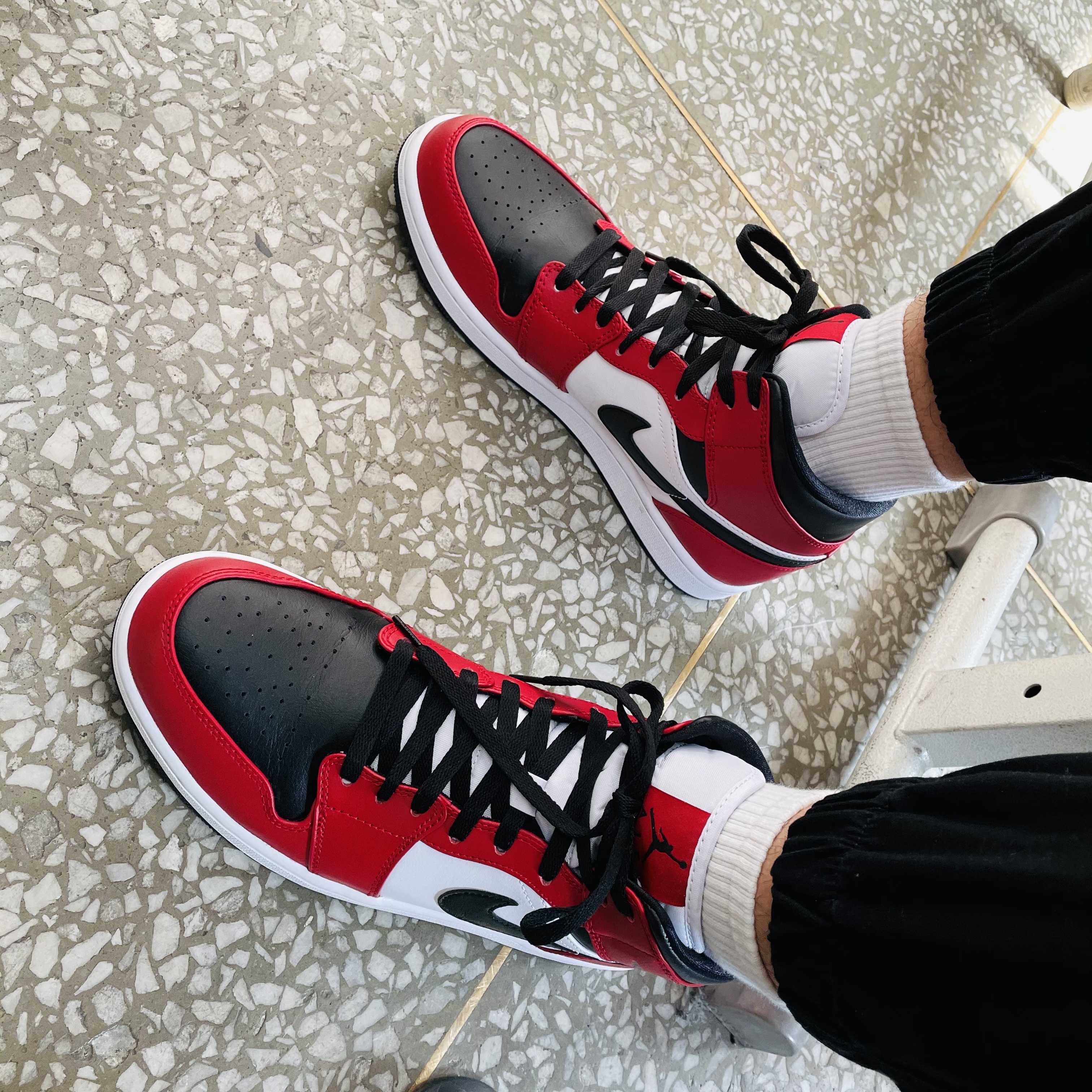 Jordan 1 Mid Chicago Black Toe 착용 스타일