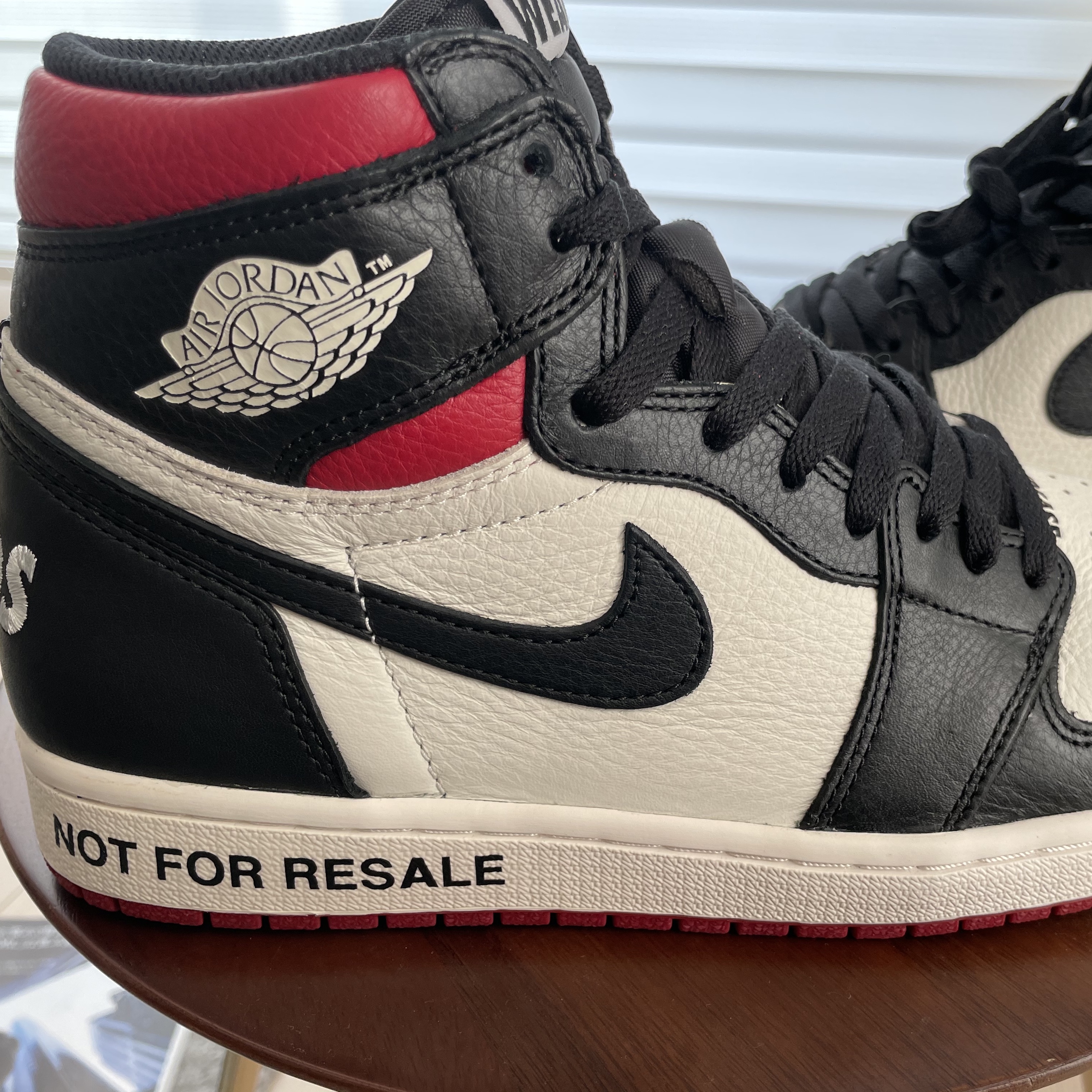 Jordan 1 Retro High Not for Resale Varsity Red 착용 스타일 - 1