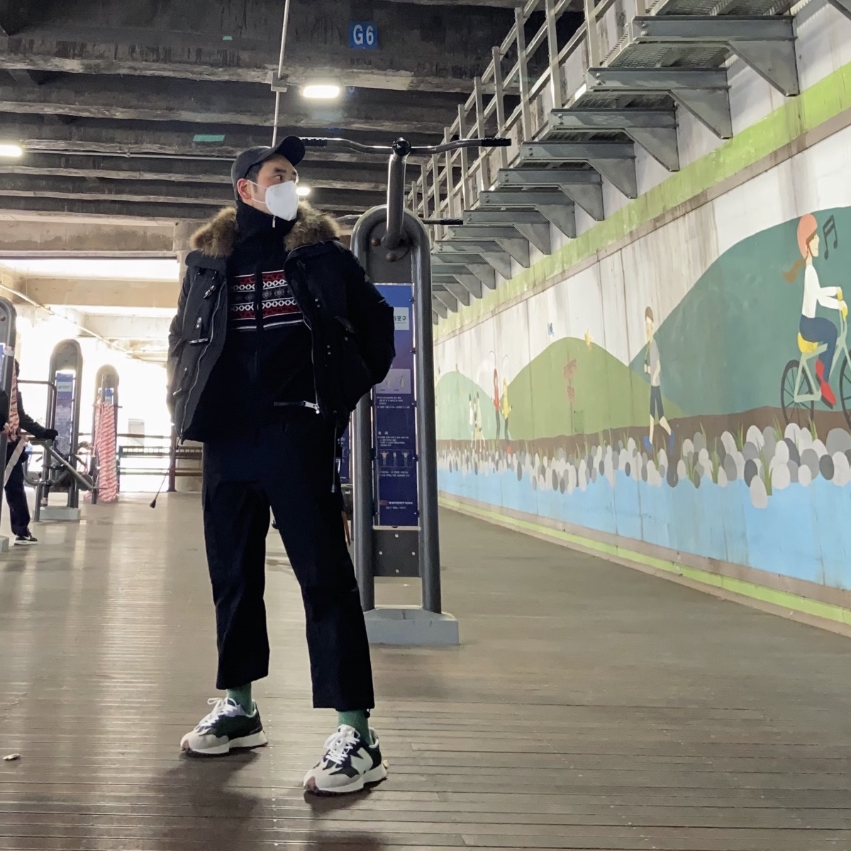 (W) New Balance 327 Oak Leaf Green 착용 스타일 - 2
