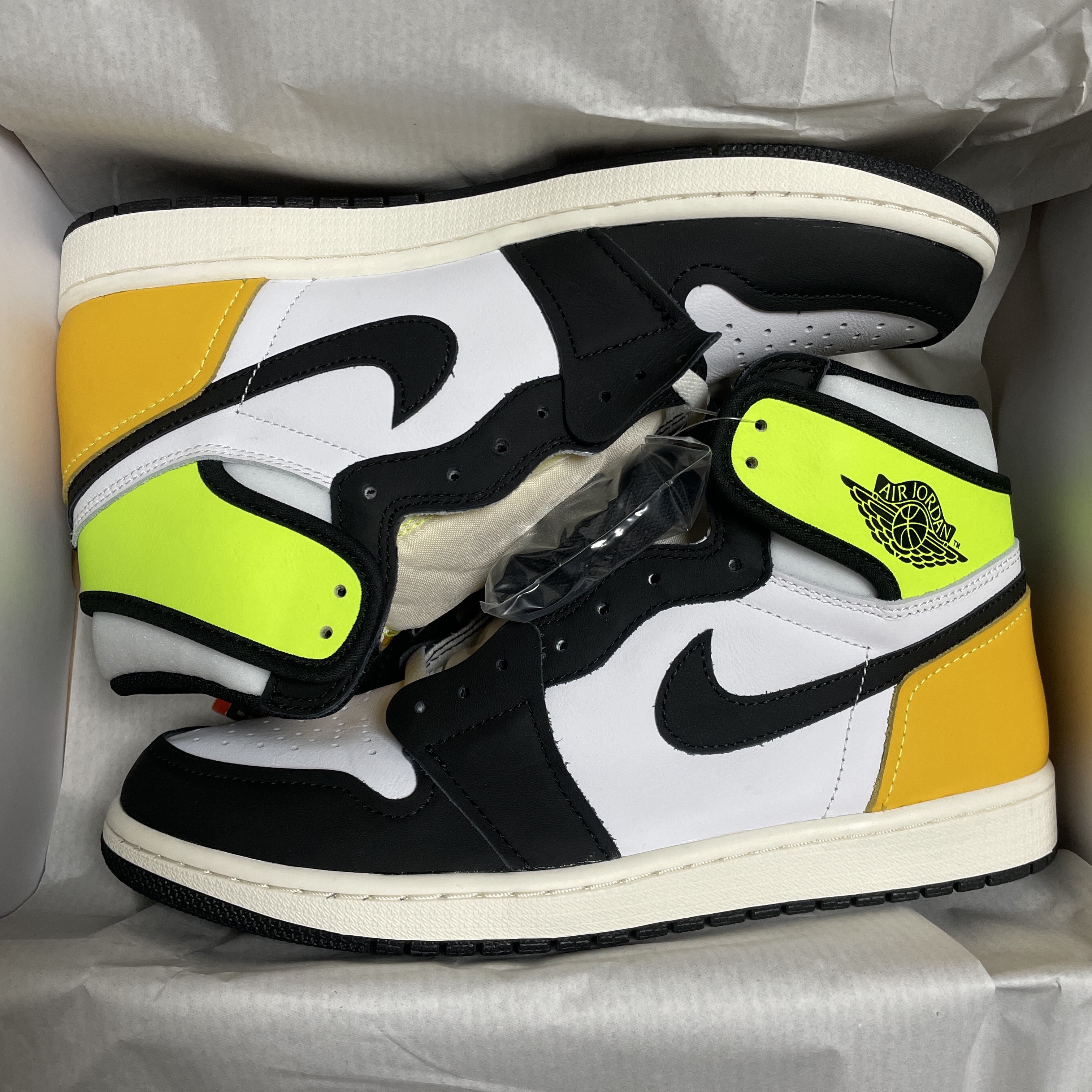 Jordan 1 Retro High OG Volt Gold 착용 스타일
