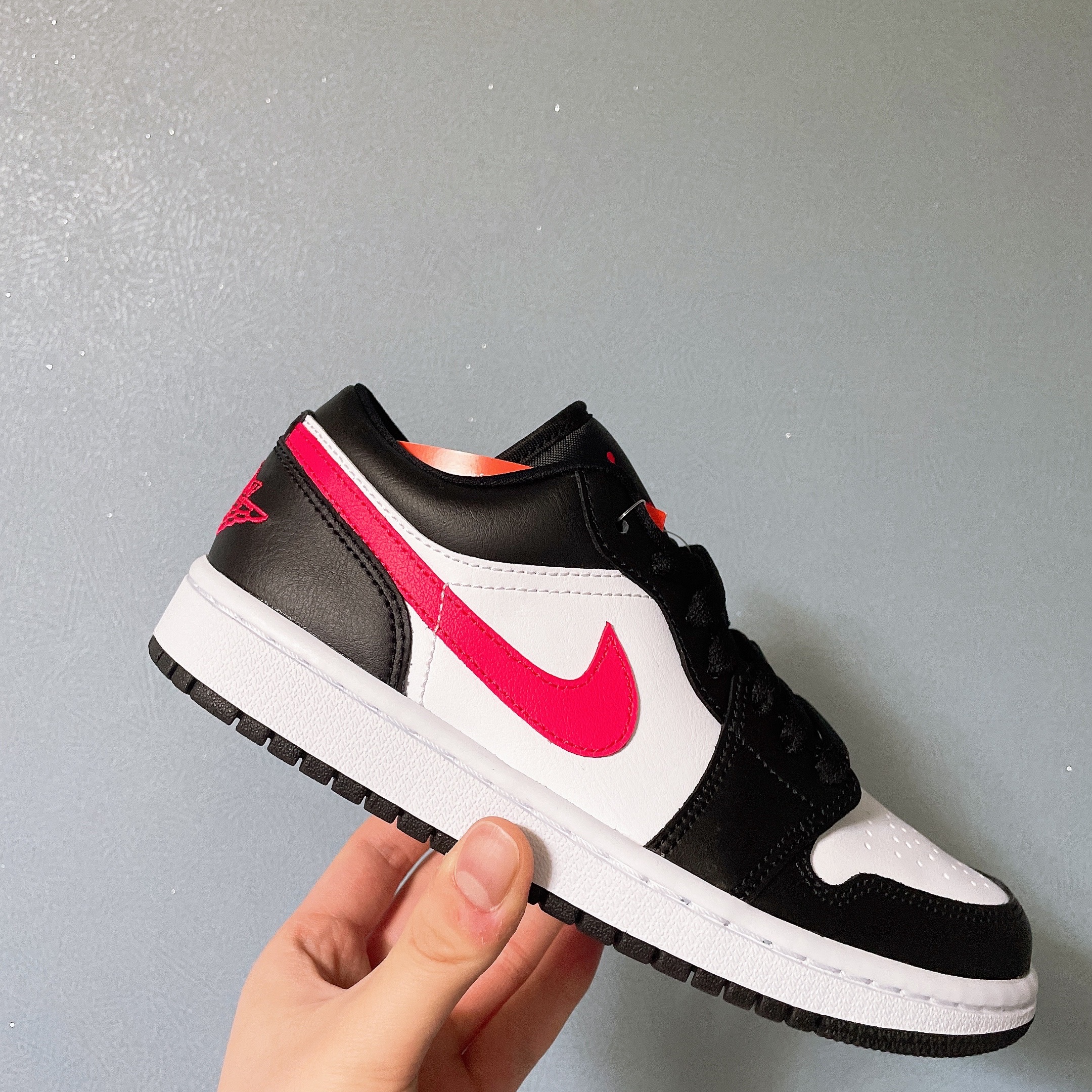 (W) Jordan 1 Low Black Siren Red 착용 스타일 - 2