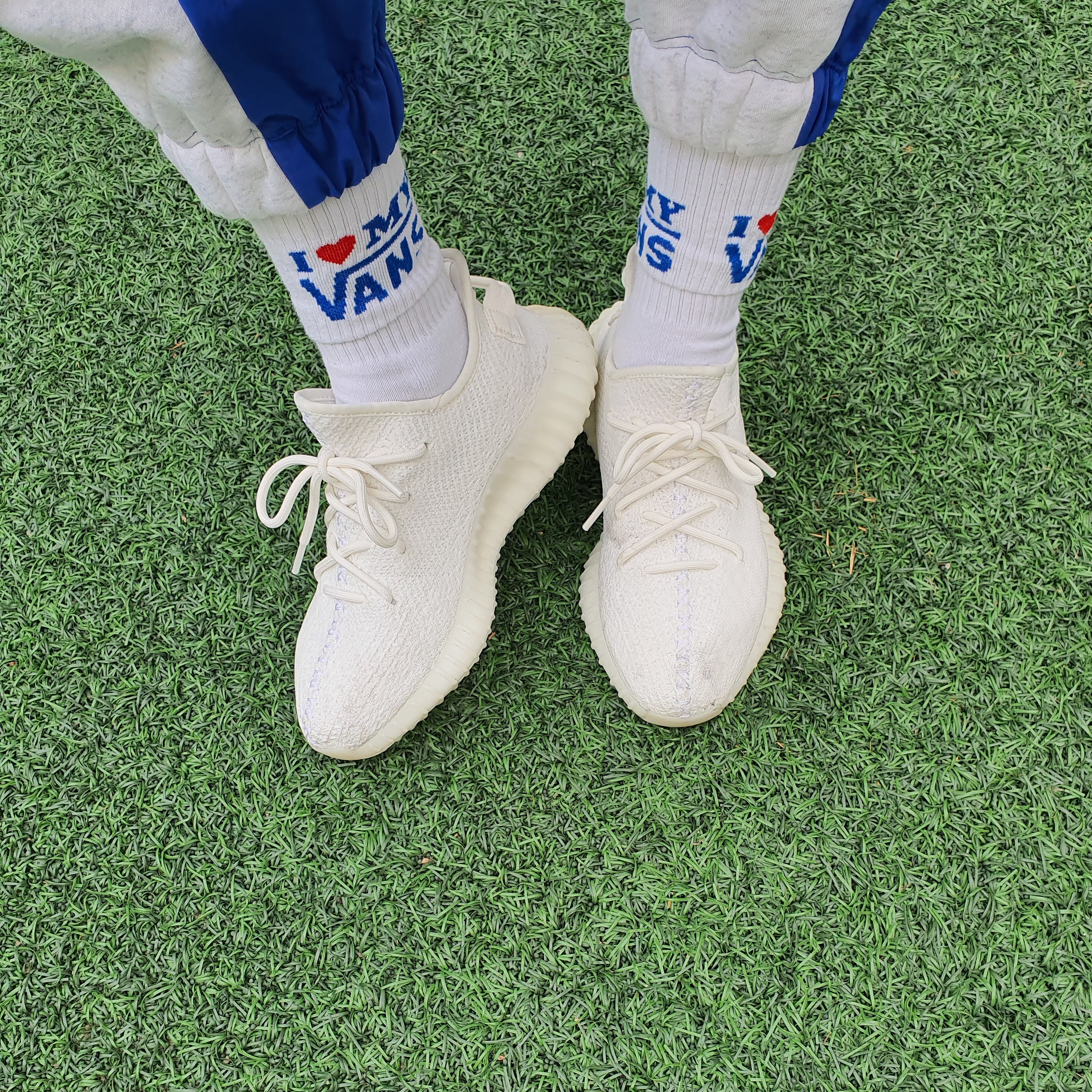Adidas Yeezy Boost 350 V2 Cream/Triple White 착용 스타일