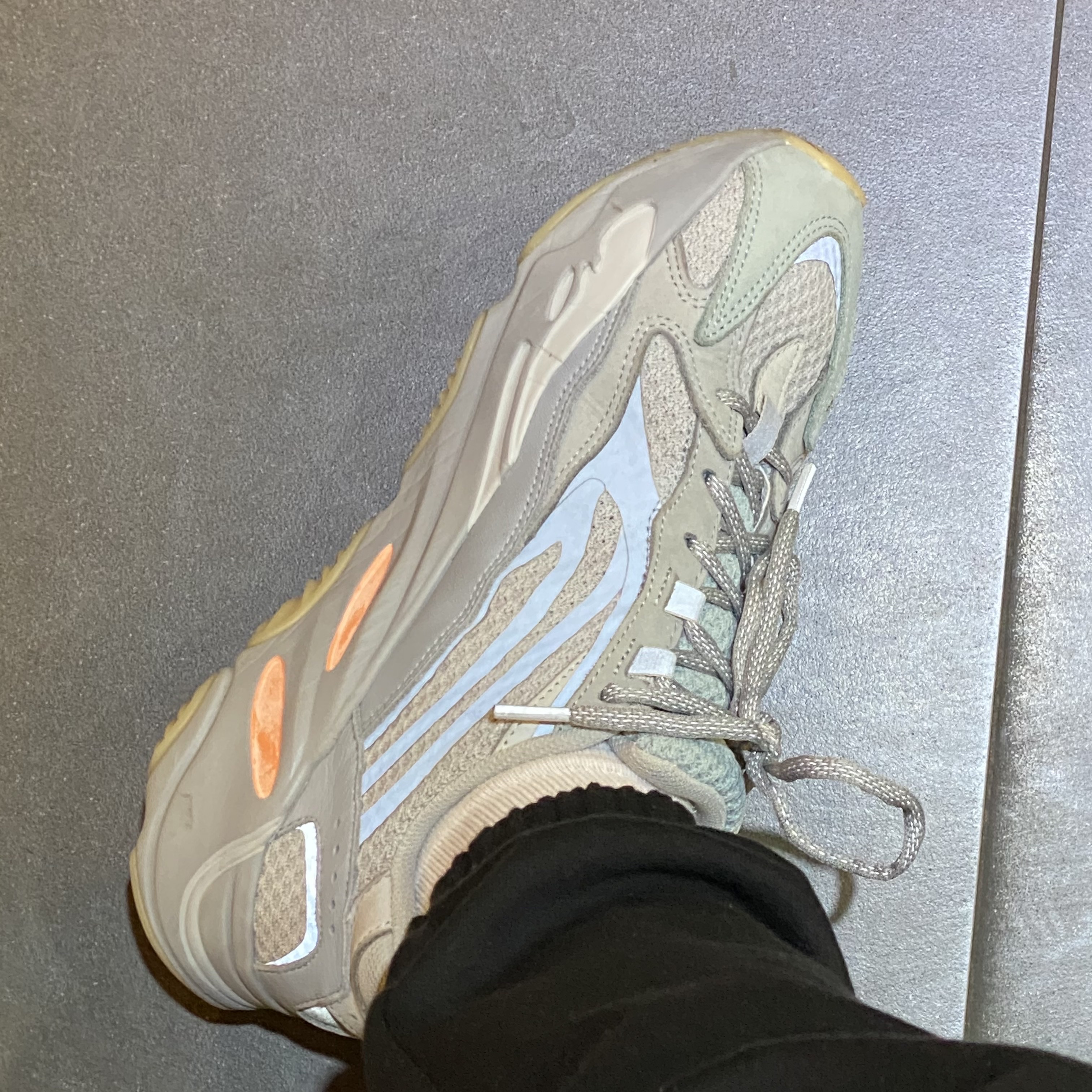 Adidas Yeezy Boost 700 V2 Inertia 착용 스타일