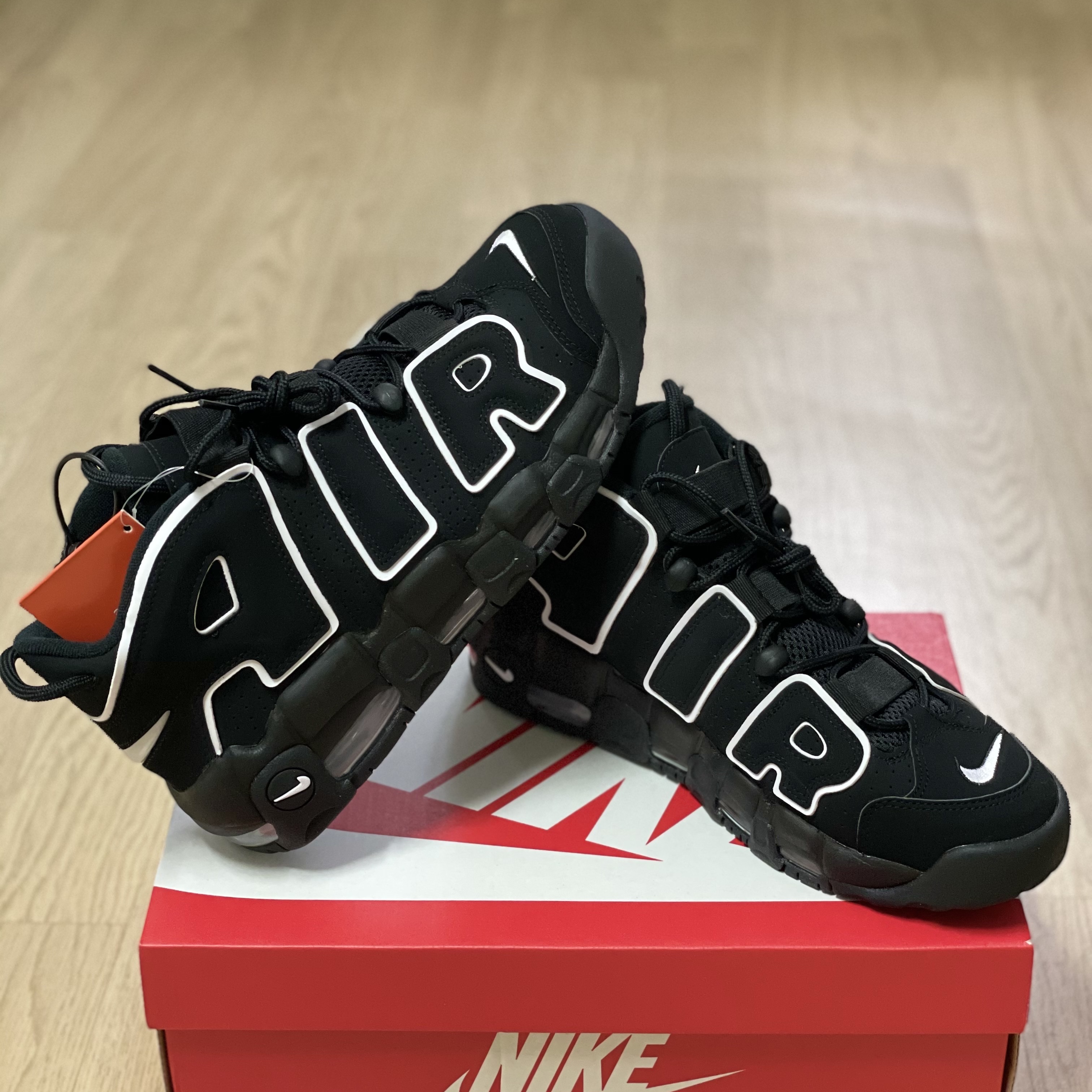 Nike Air More Uptempo Black White 2020 착용 스타일 - 3