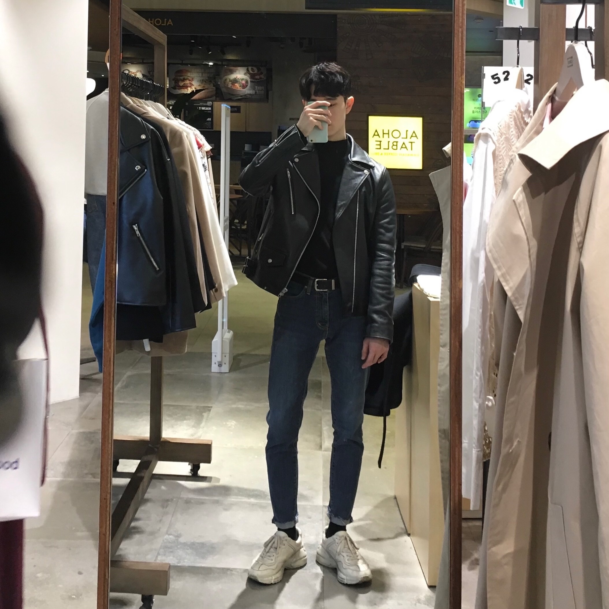 Gucci Rhyton Leather Sneakers Distressed Ivory 착용 스타일