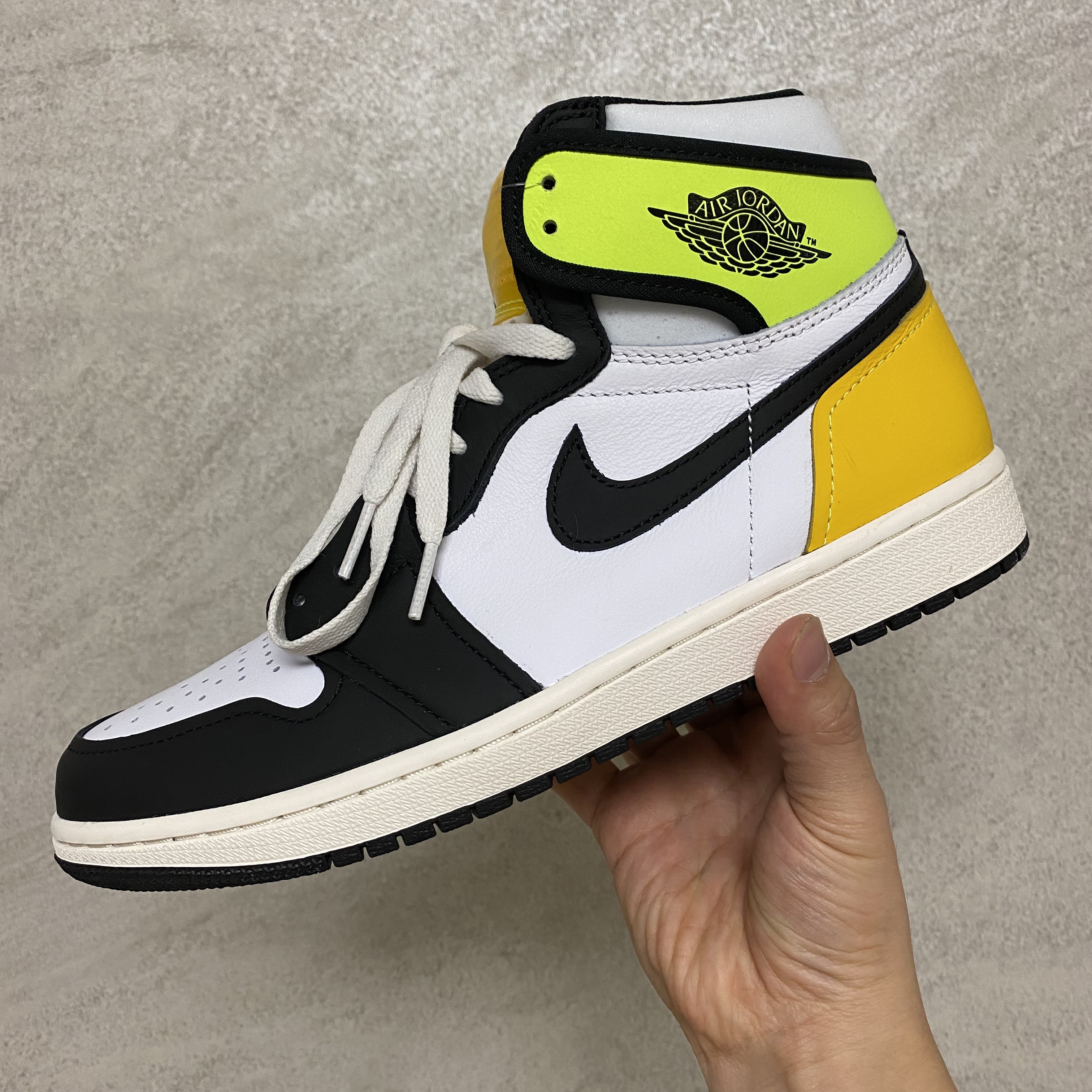 Jordan 1 Retro High OG Volt Gold 착용 스타일 - 1