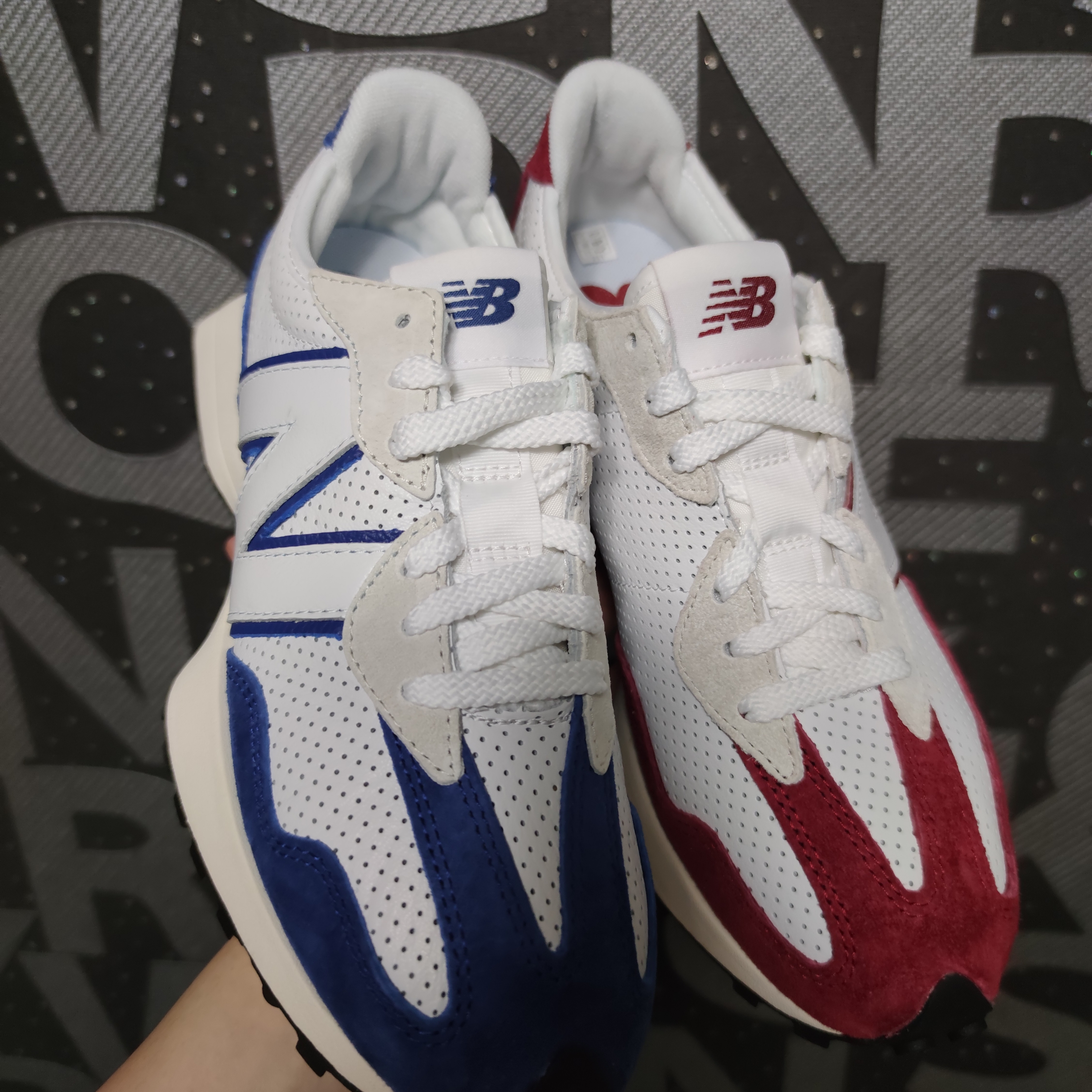 New Balance 327 Primary Pack Blue, New Balance 327 Primary Pack Red 착용 스타일 - 1