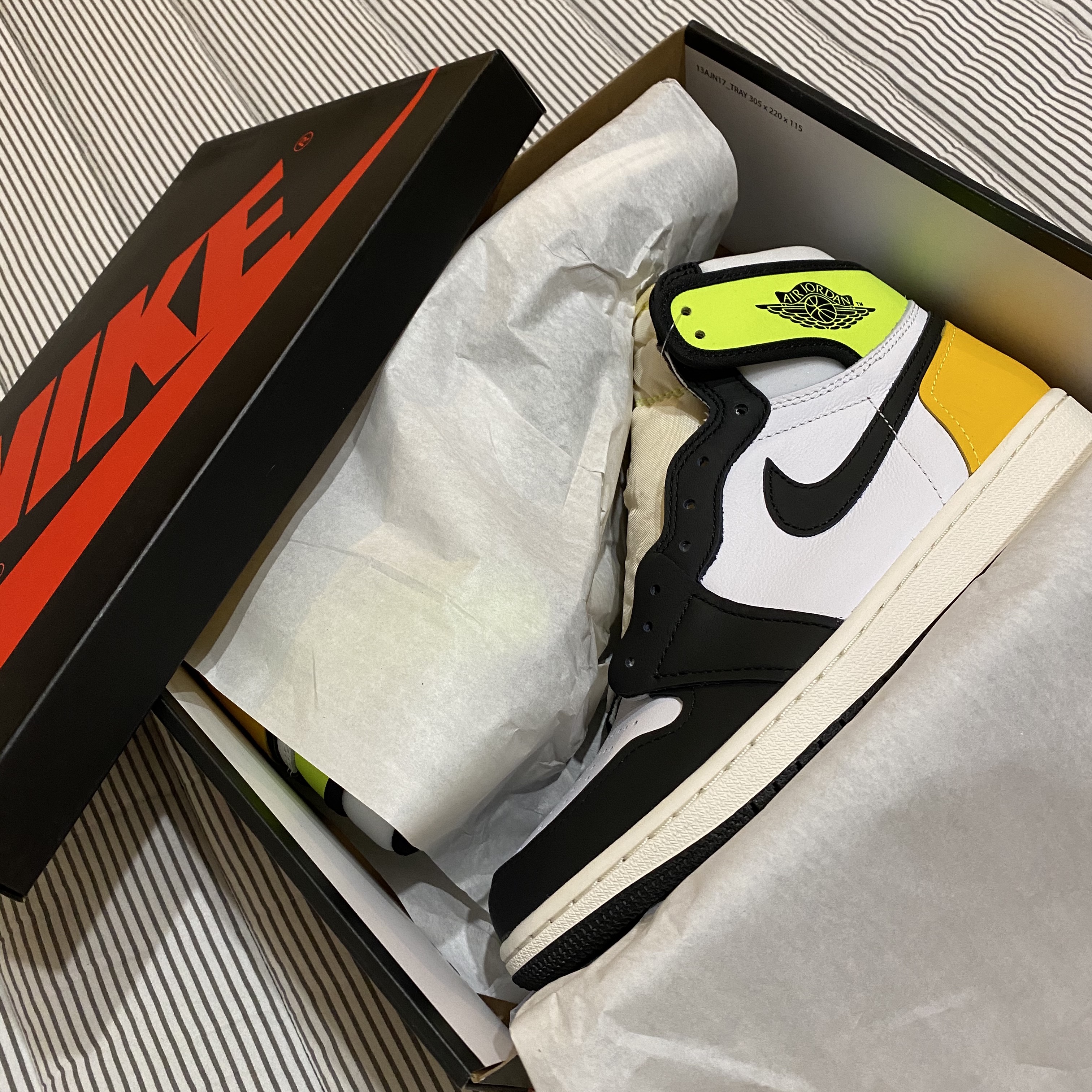 Jordan 1 Retro High OG Volt Gold 착용 스타일 - 4
