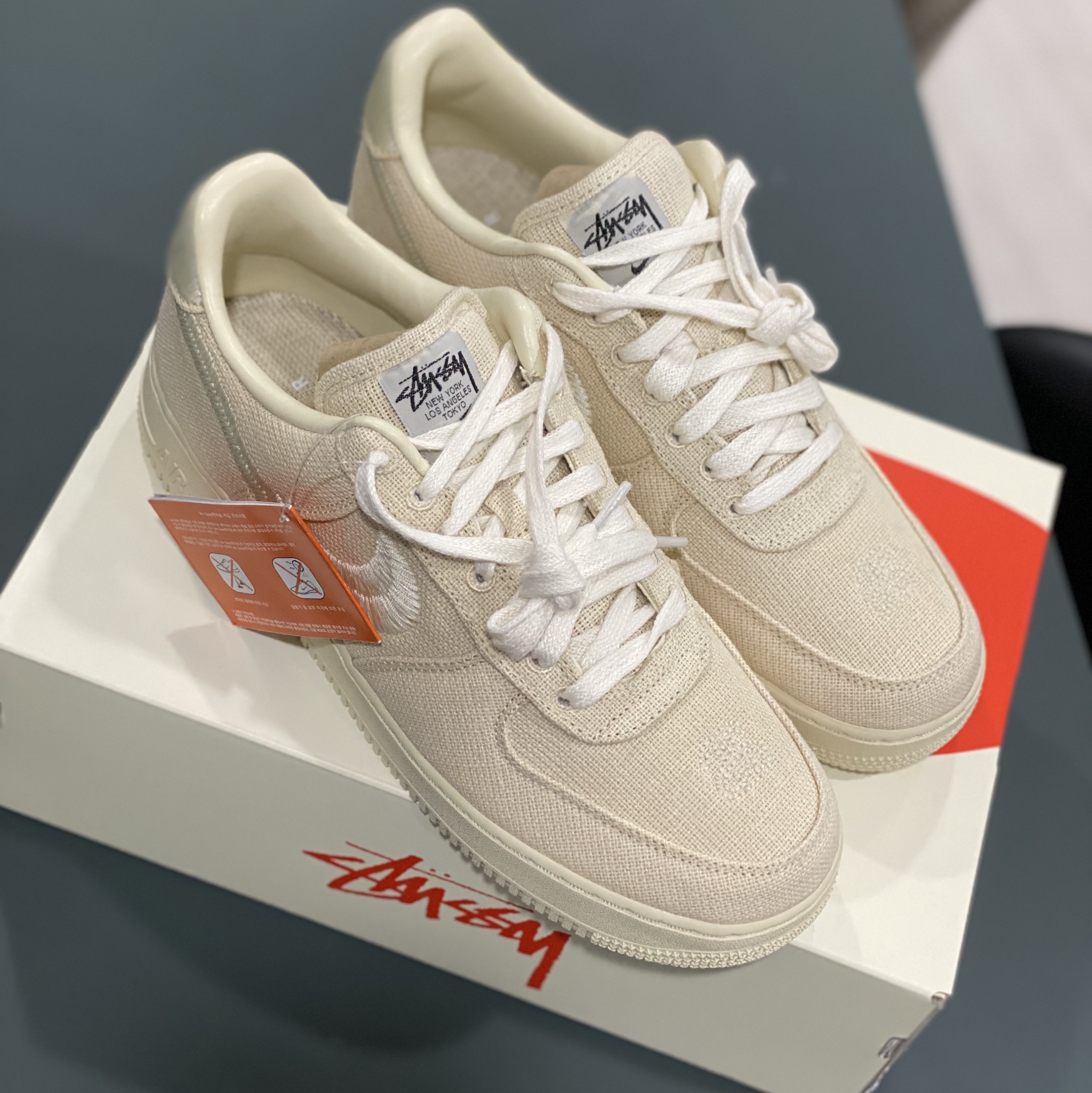 Nike x Stussy Air Force 1 Low Fossil 착용 스타일 - 1