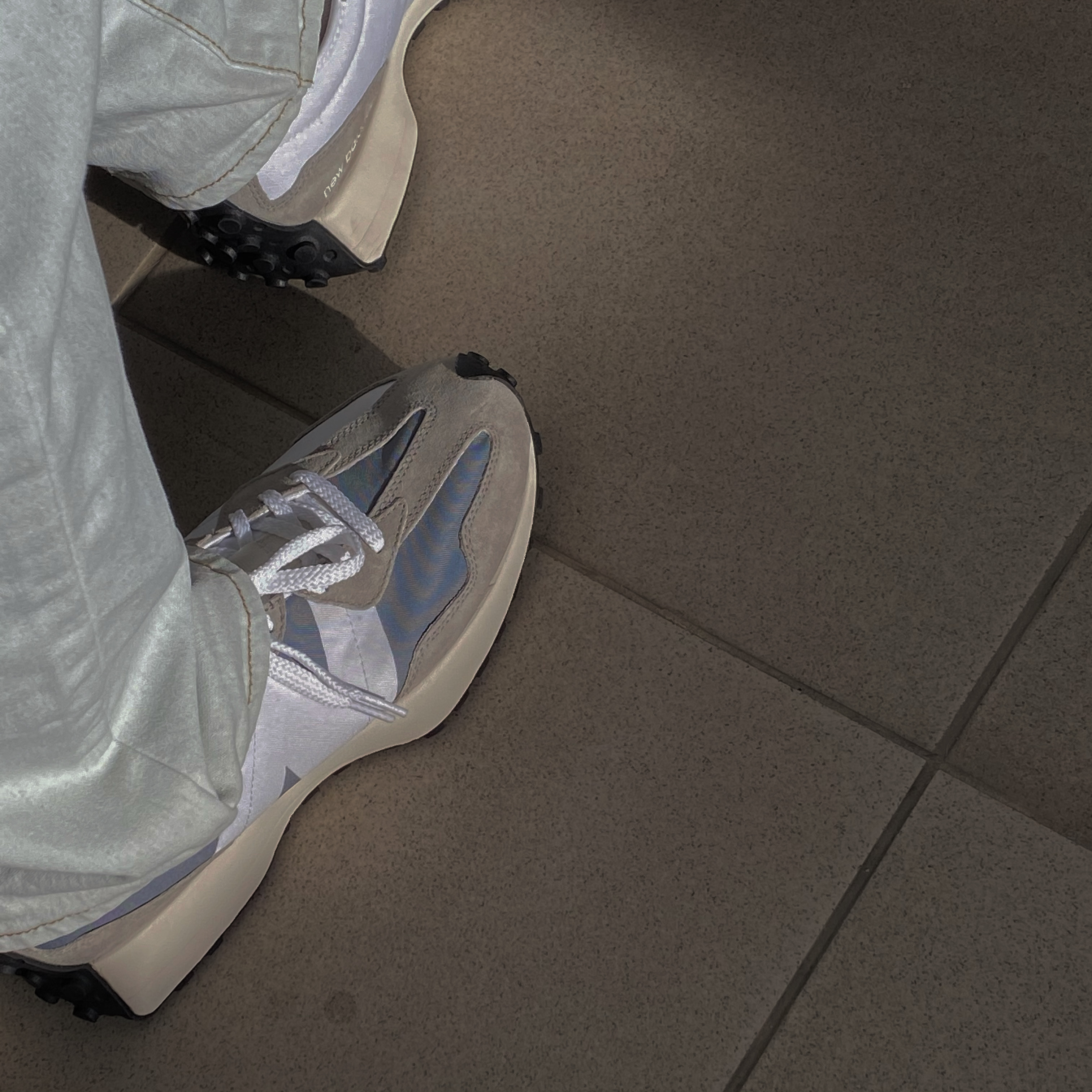 New Balance 327 Grey 착용 스타일