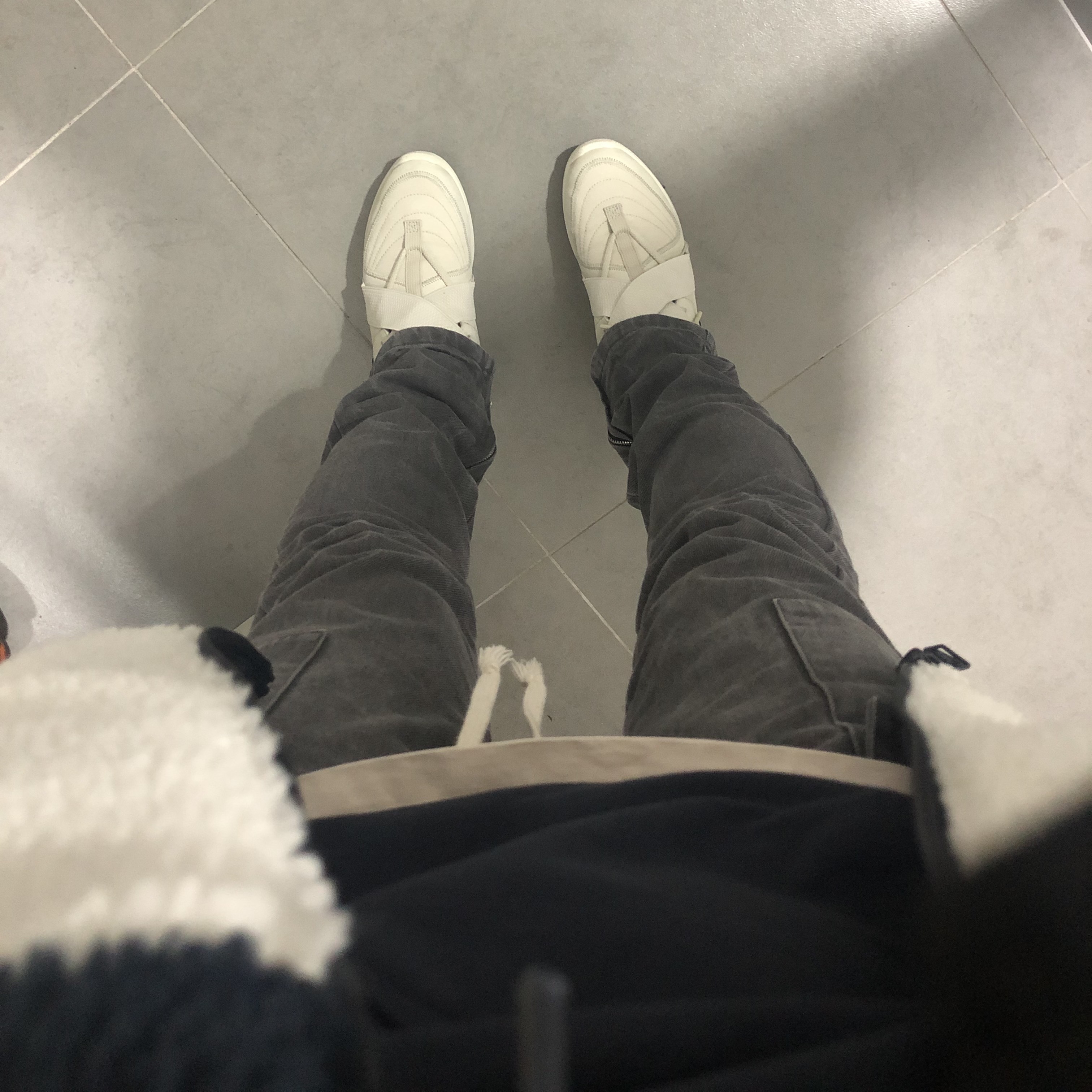 Nike x Fear of God Air Fear of God Raid Light Bone 착용 스타일 - 2