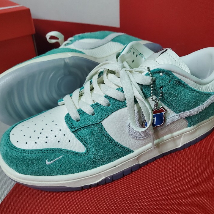 Nike x Kasina Dunk Low Road Sign - Kasina Exclusive 착용 스타일 - 1