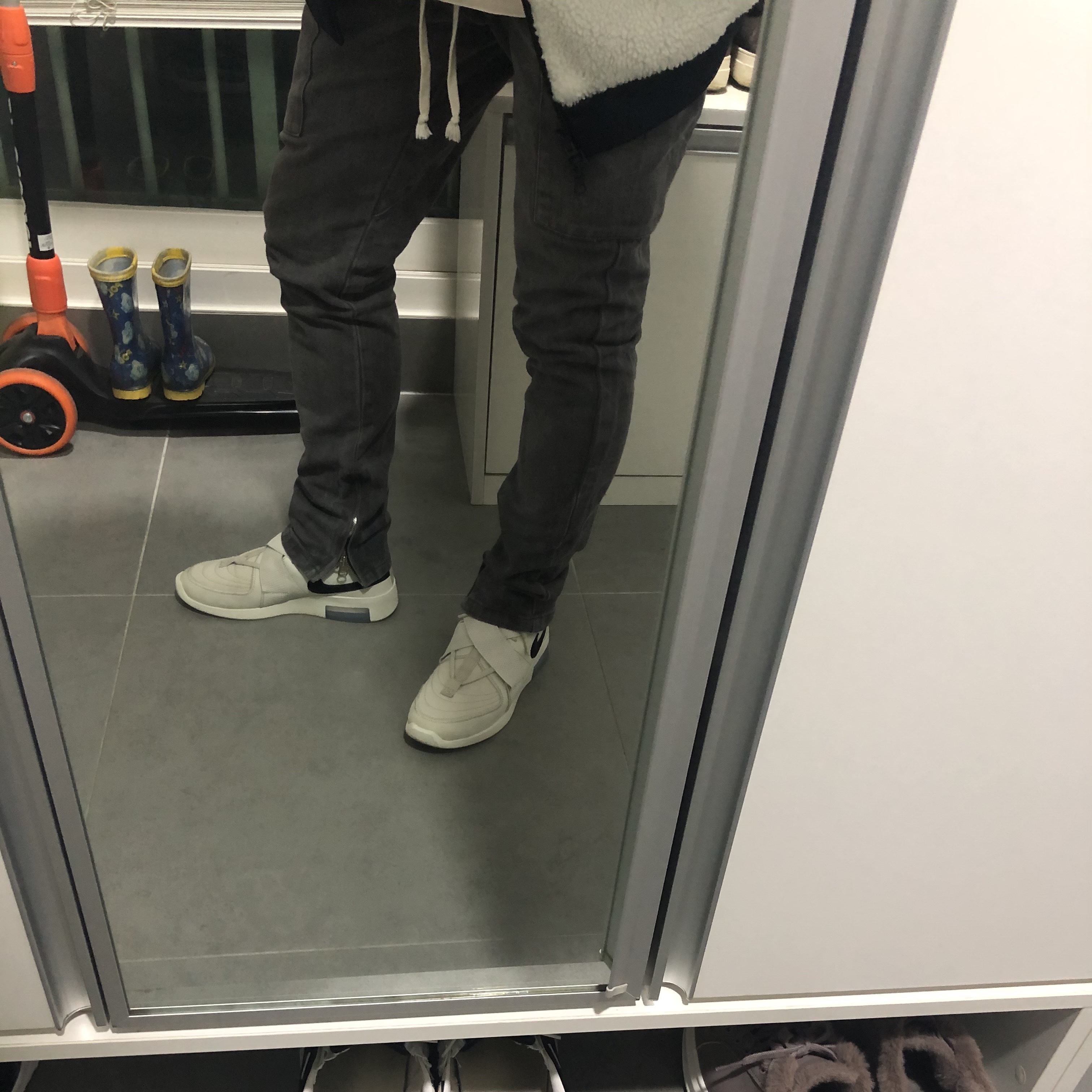 Nike x Fear of God Air Fear of God Raid Light Bone 착용 스타일 - 3