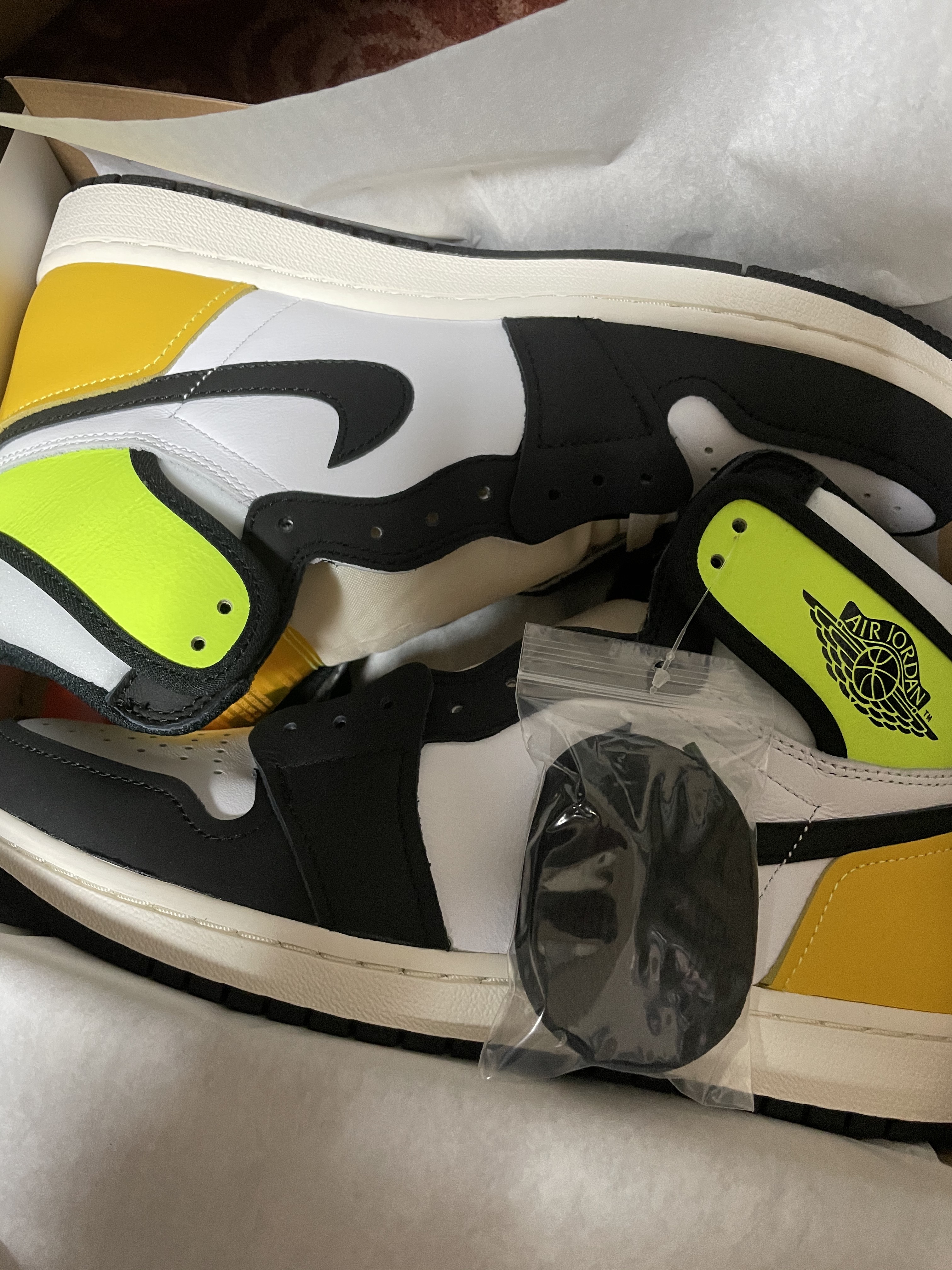 Jordan 1 Retro High OG Volt Gold 착용 스타일 - 1