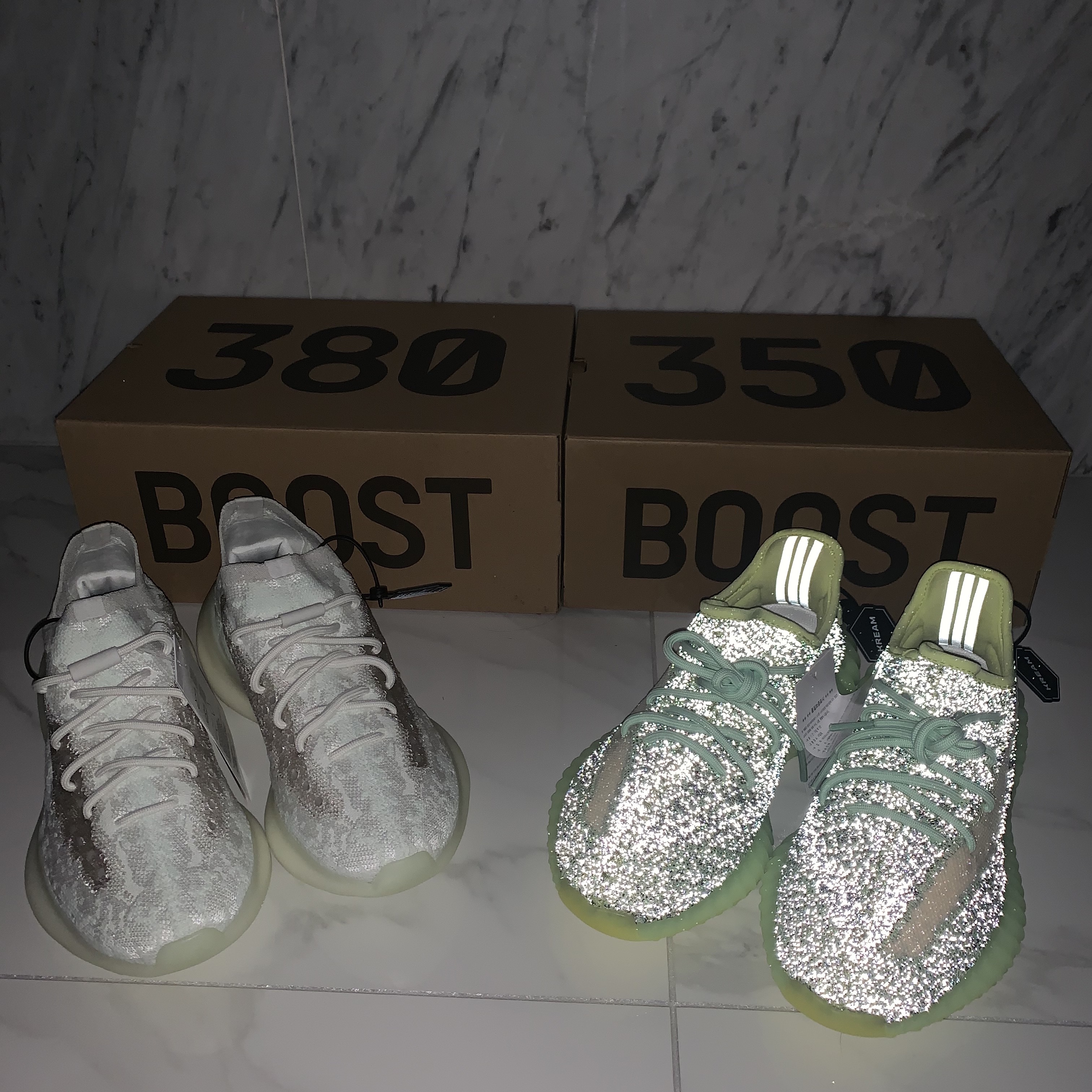 Adidas Yeezy Boost 380 Calcite Glow, Adidas Yeezy Boost 350 V2 Yeezreel - Reflective 착용 스타일 - 3