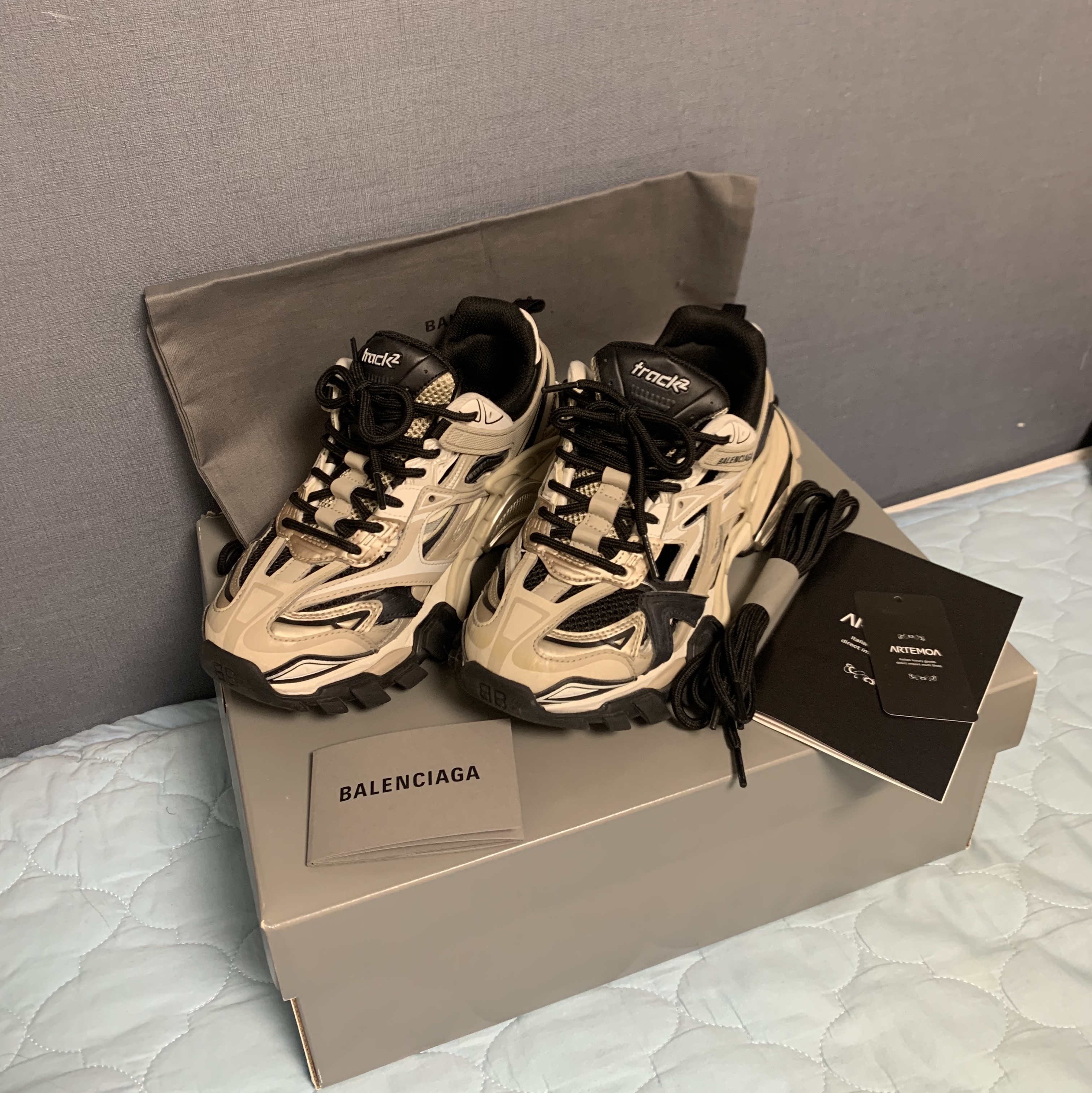 Balenciaga Track.2 Sneakers Beige Black 착용 스타일