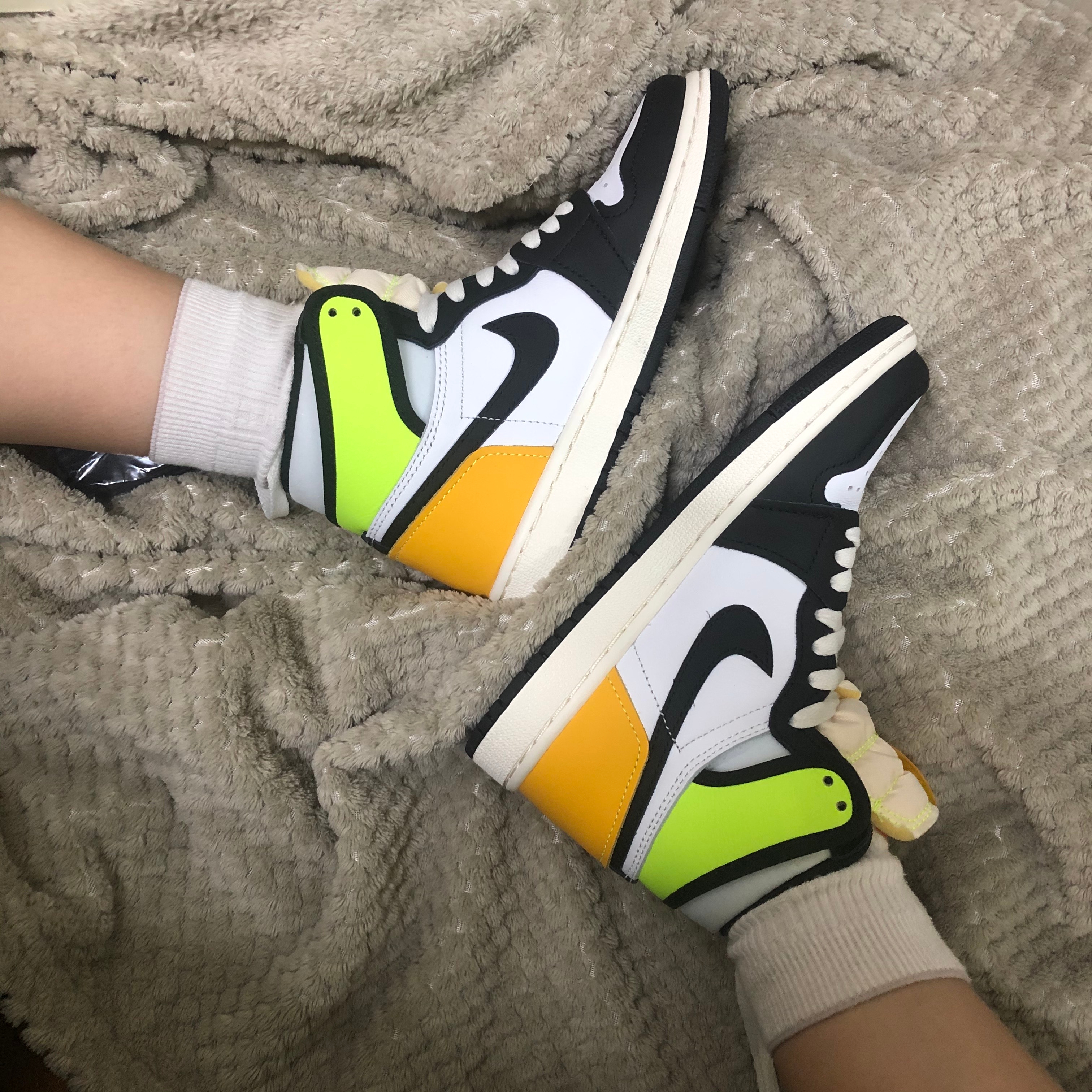 Jordan 1 Retro High OG Volt Gold 착용 스타일