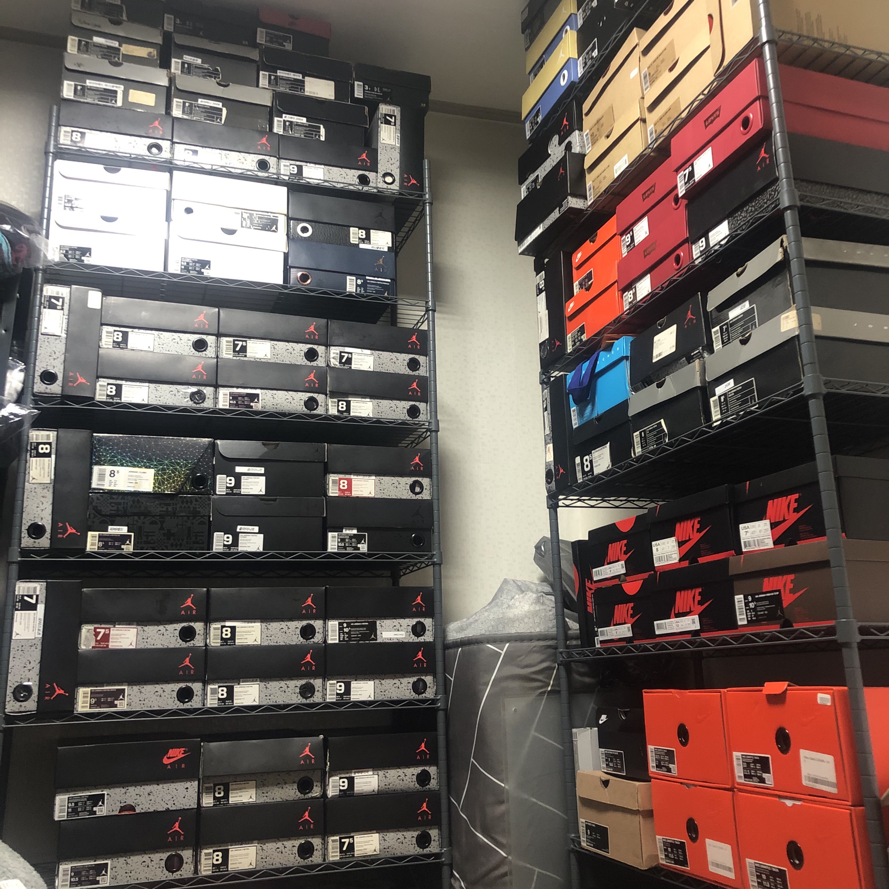 Jordan 4 x Kaws Retro Cool Grey, Jordan 1 x Travis Scott Retro High OG SP Mocha 착용 스타일