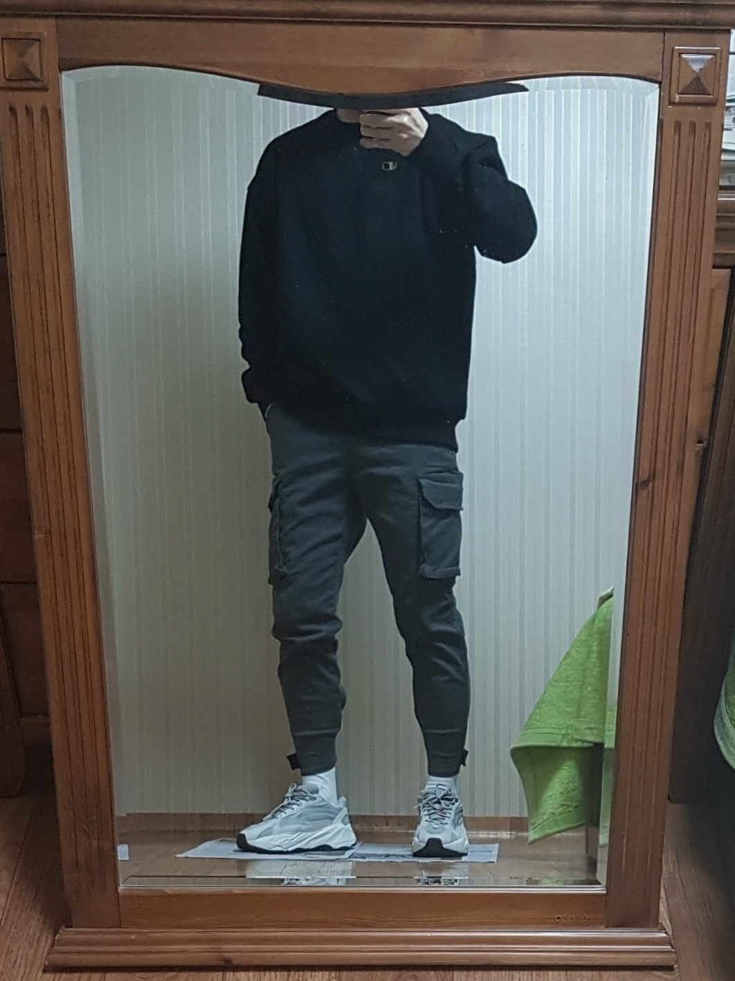 Adidas Yeezy Boost 700 V2 Static 2018 착용 스타일 - 2