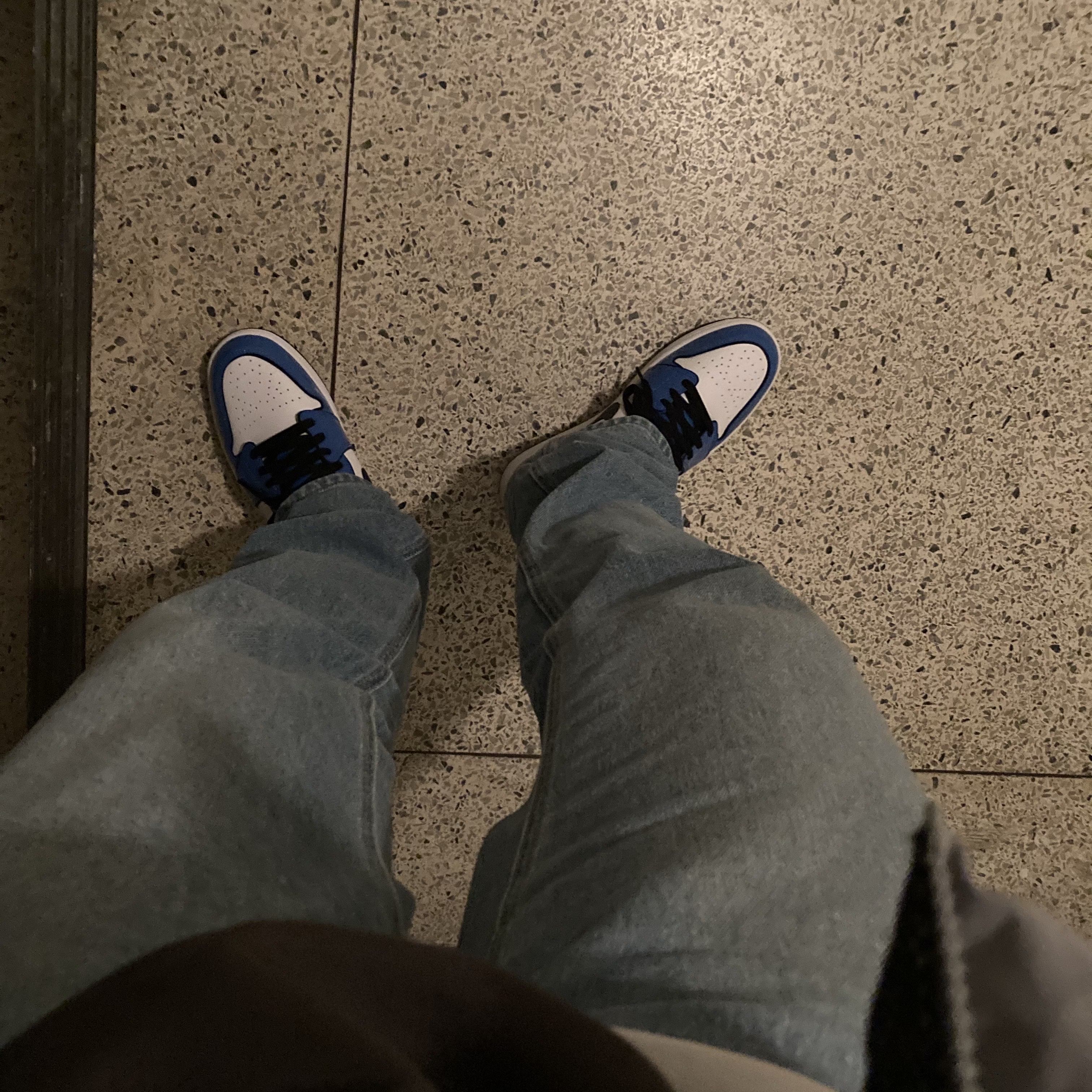 Jordan 1 Mid SE Signal Blue 착용 스타일
