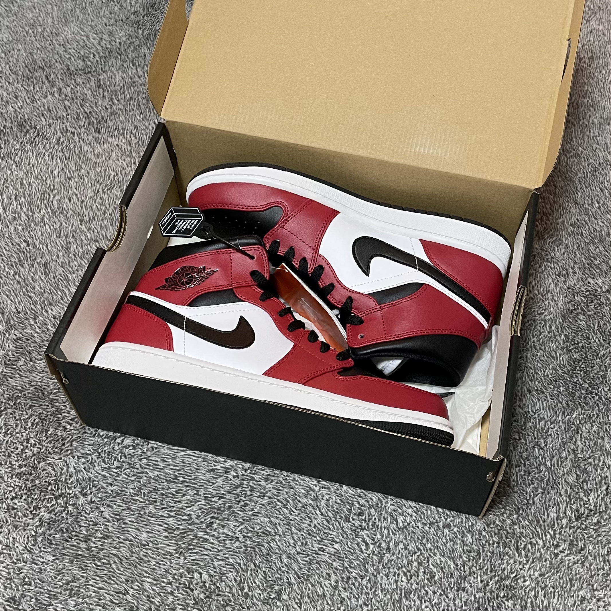 Jordan 1 Mid Chicago Black Toe 착용 스타일 - 2