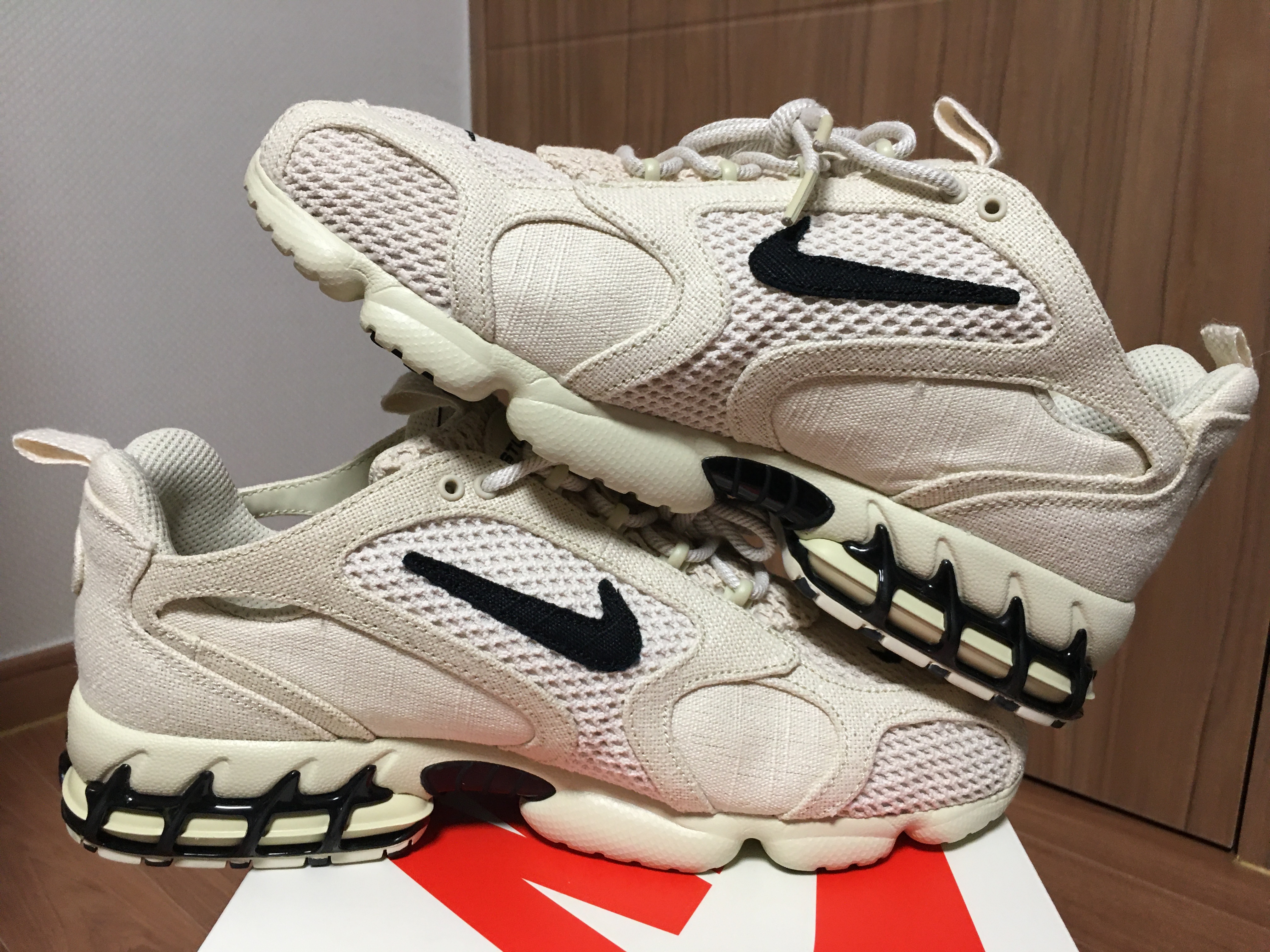 Nike x Stussy Air Zoom Spiridon Cage 2 Fossil, Nike x Stussy Air Zoom Spiridon Kukini White 착용 스타일 - 3