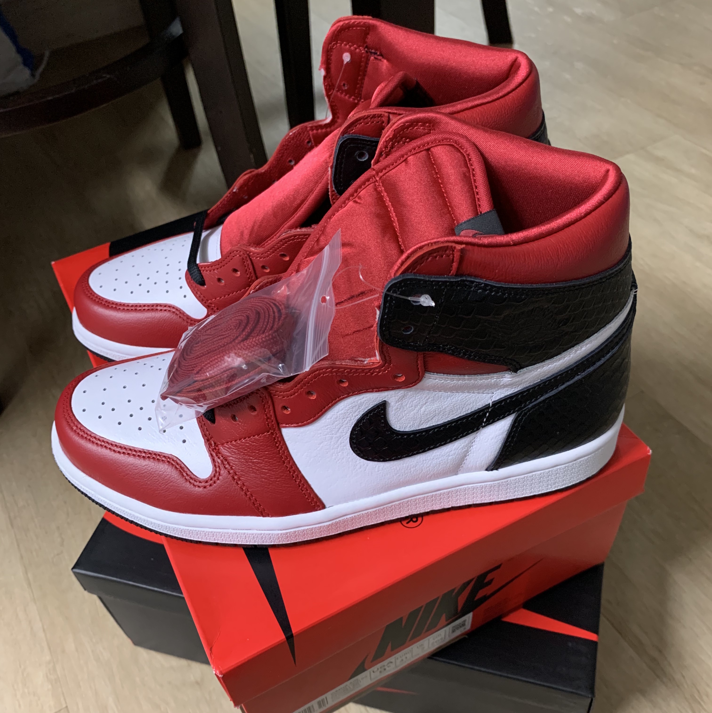 (W) Jordan 1 Retro High Satin Red 착용 스타일