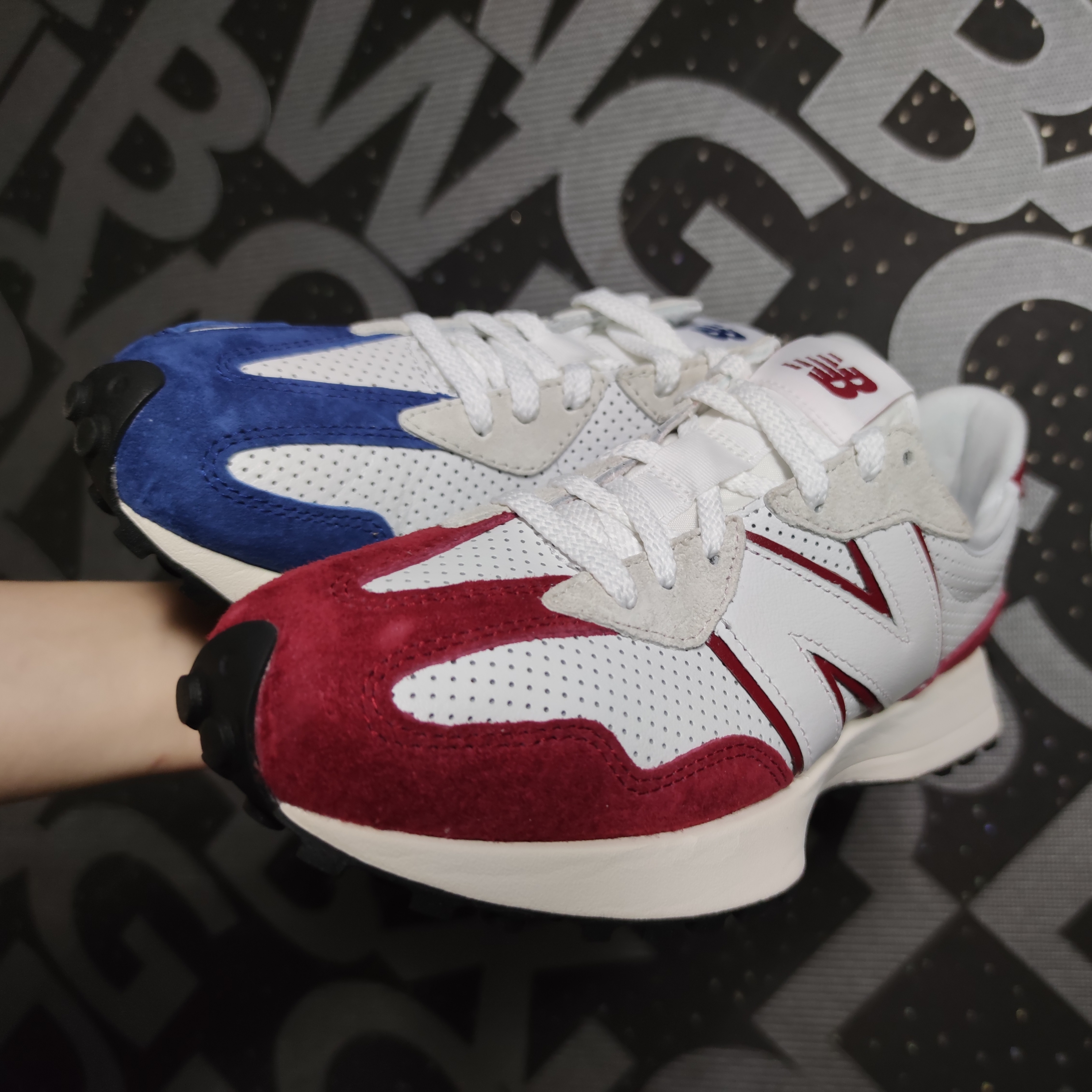 New Balance 327 Primary Pack Blue, New Balance 327 Primary Pack Red 착용 스타일 - 3