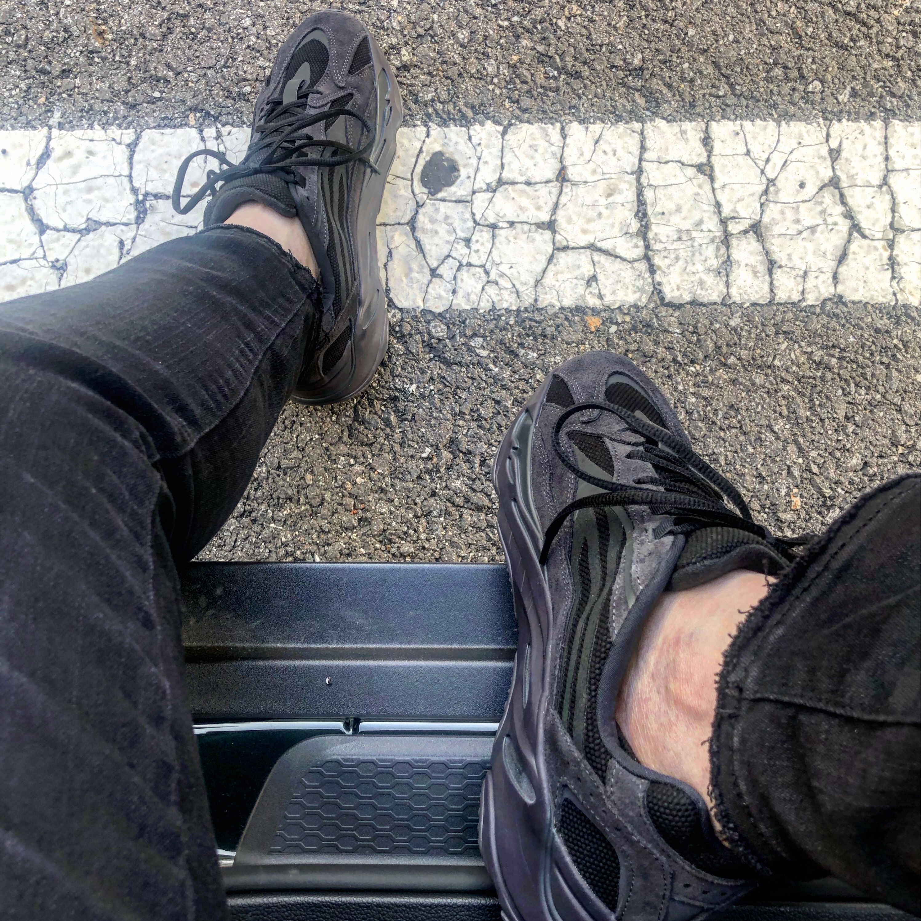 Adidas Yeezy Boost 700 V2 Vanta 2019, Adidas Yeezy Boost 700 V2 Geode 착용 스타일 - 1