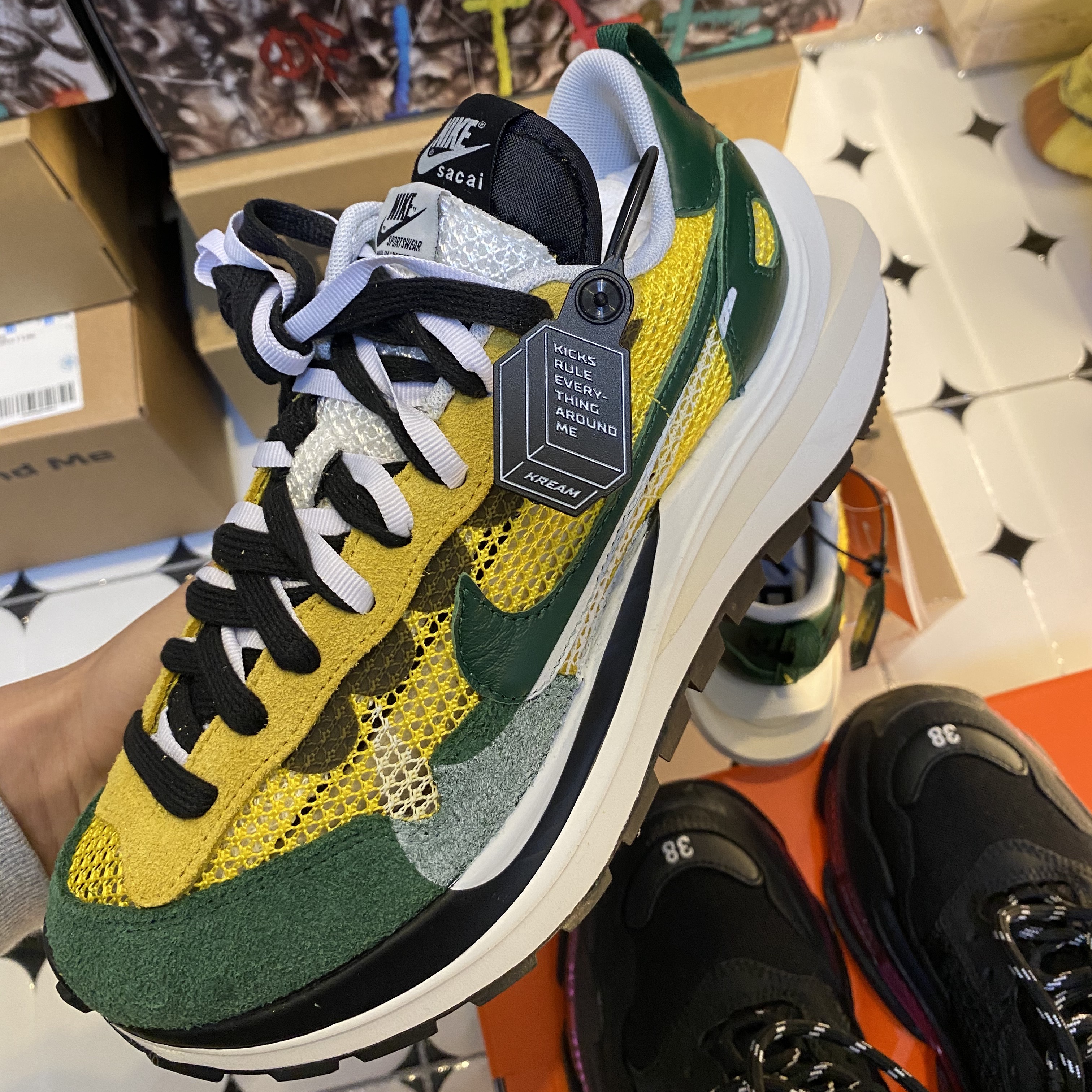 Nike x Sacai VaporWaffle Tour Yellow & Gorge Green Sail 착용 스타일