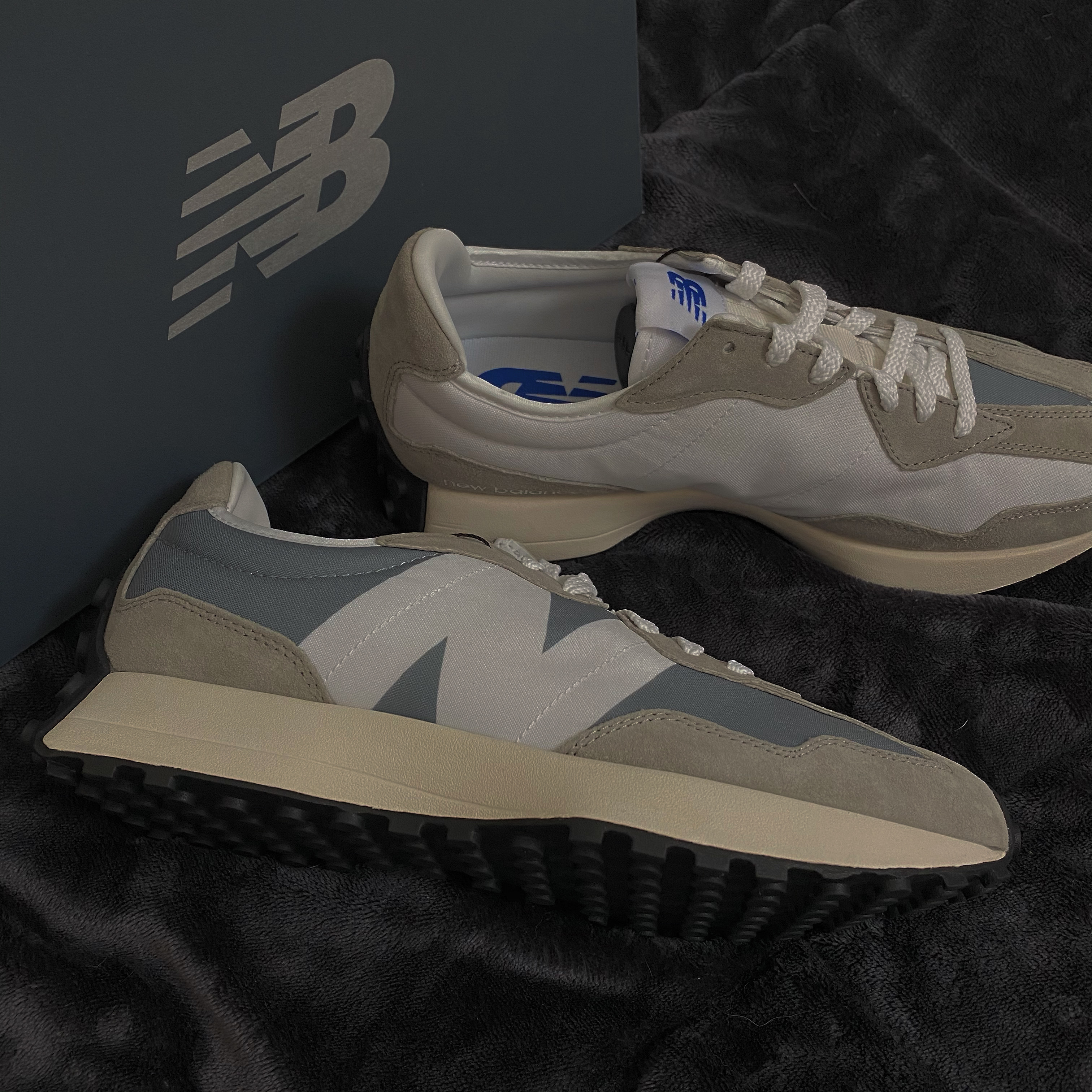 New Balance 327 Grey 착용 스타일
