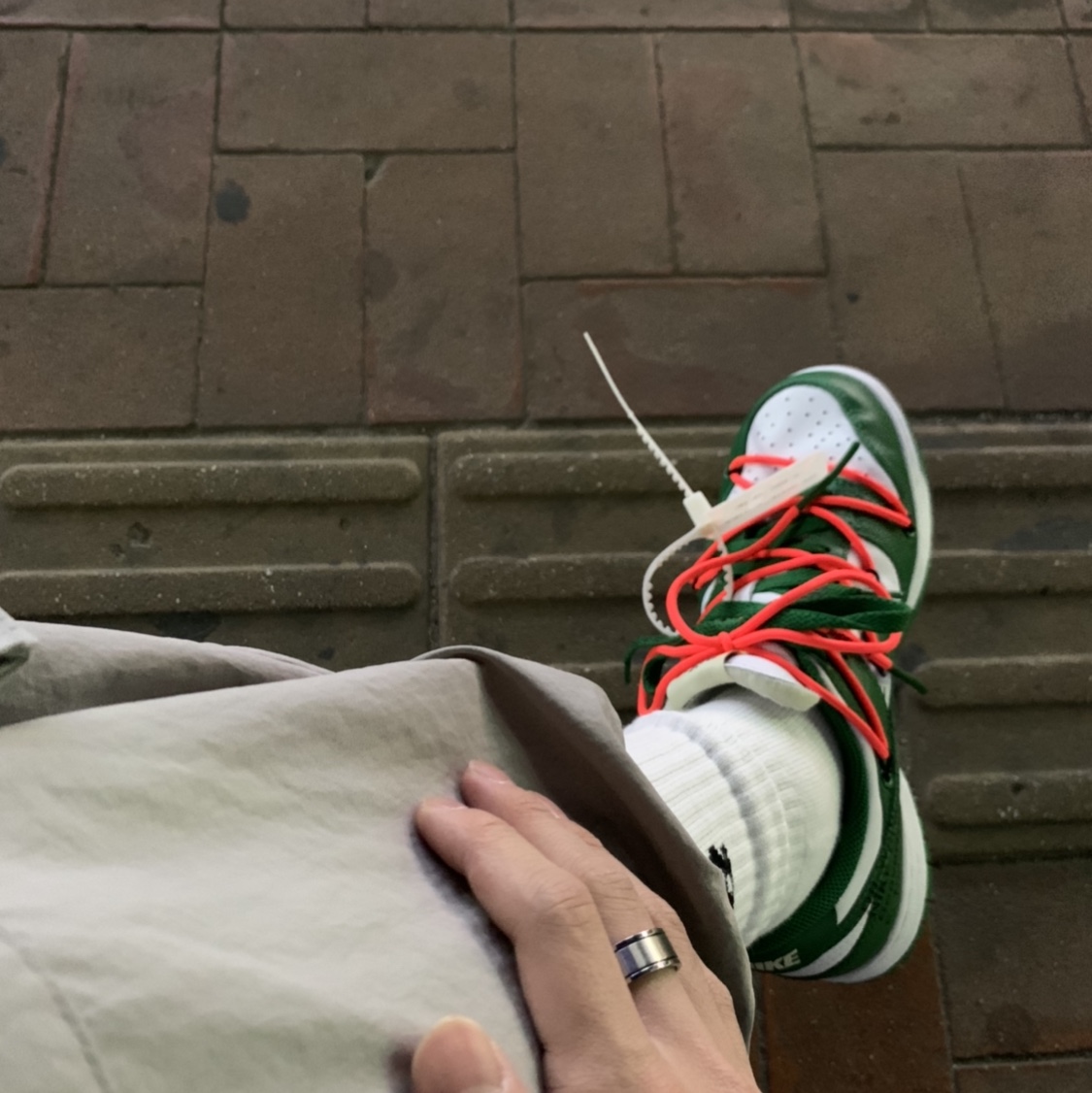 Nike x Off-White Dunk Low Pine Green, Jordan 1 Mid Chicago Black Toe 착용 스타일 - 1