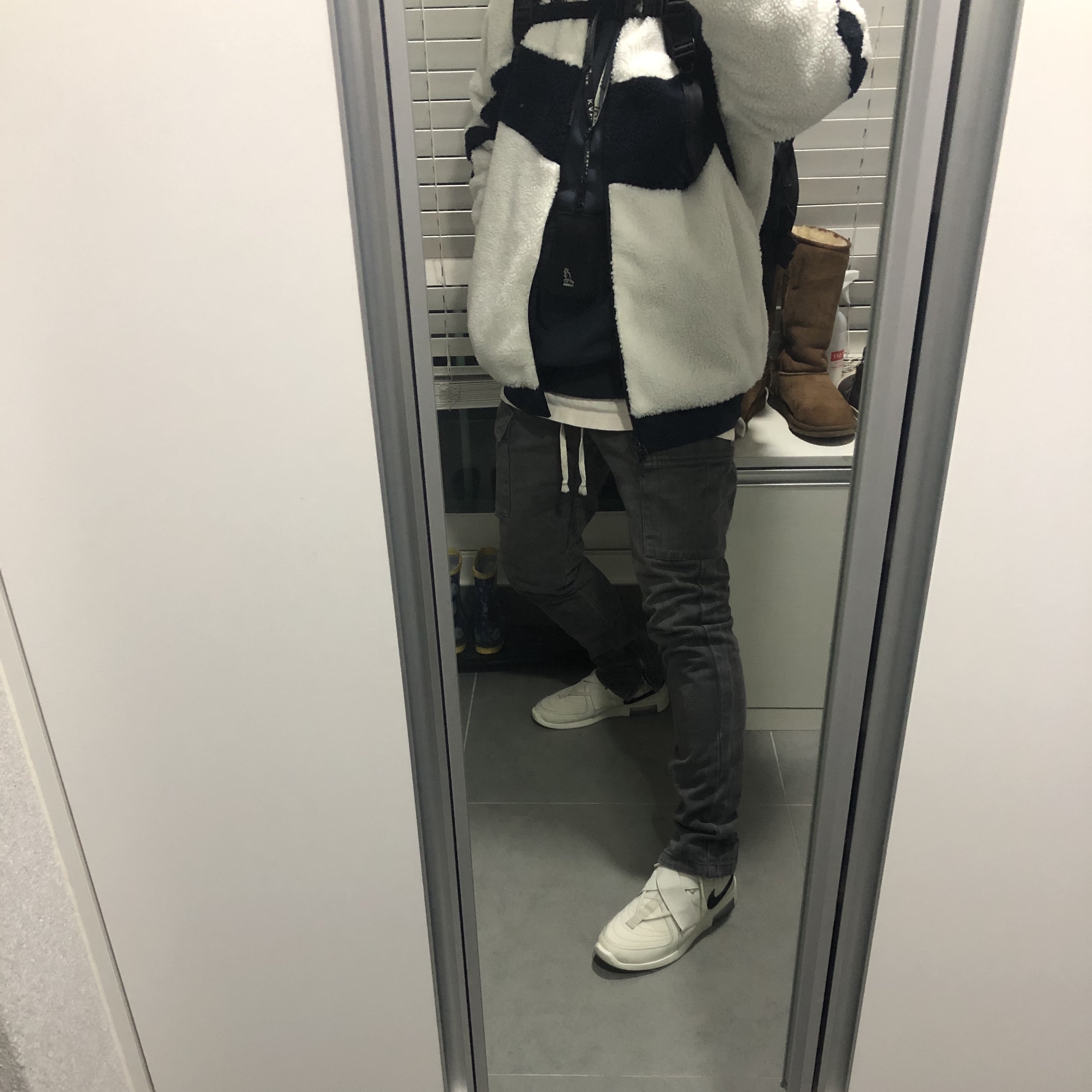 Nike x Fear of God Air Fear of God Raid Light Bone 착용 스타일 - 1