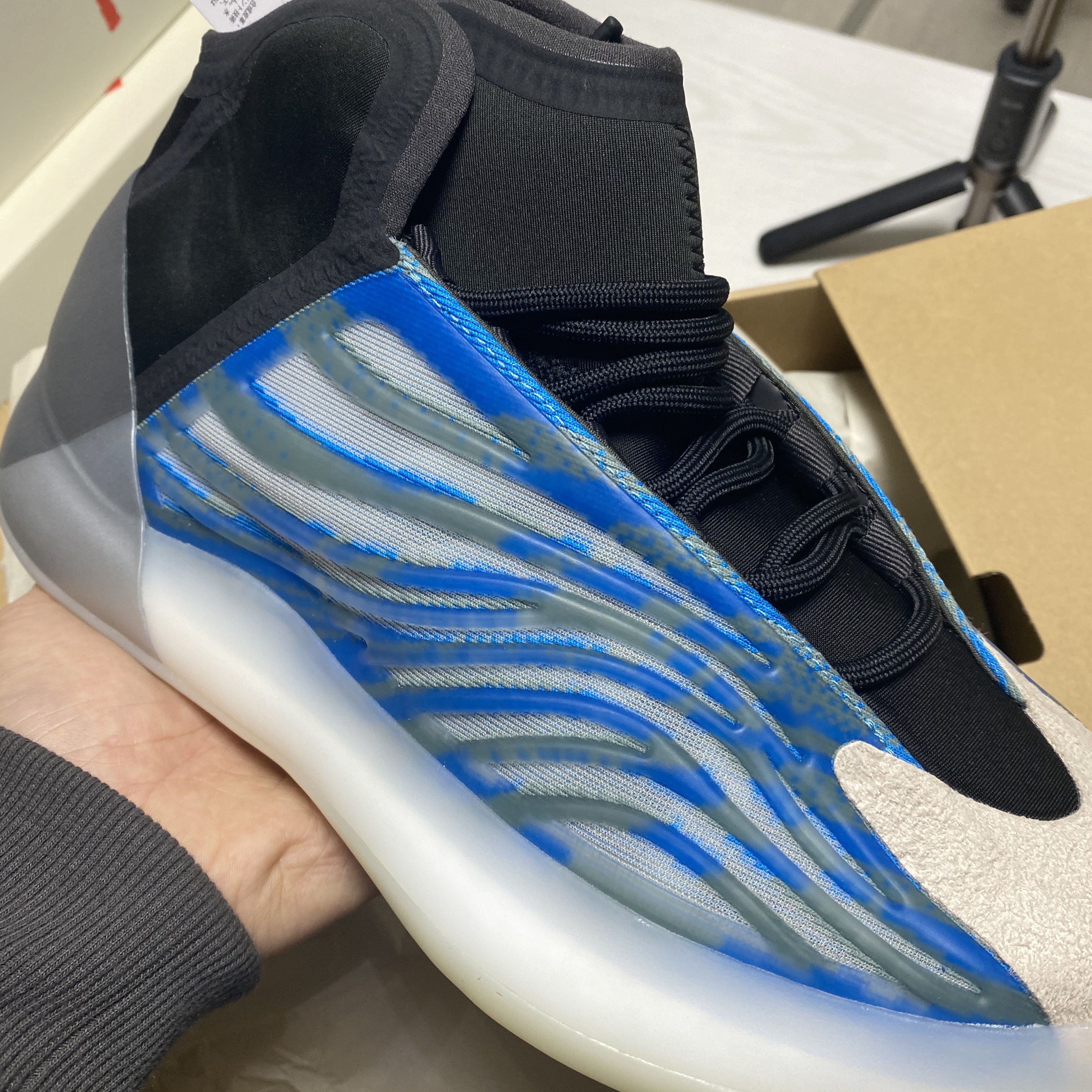 Adidas Yeezy QNTM Frozen Blue 착용 스타일